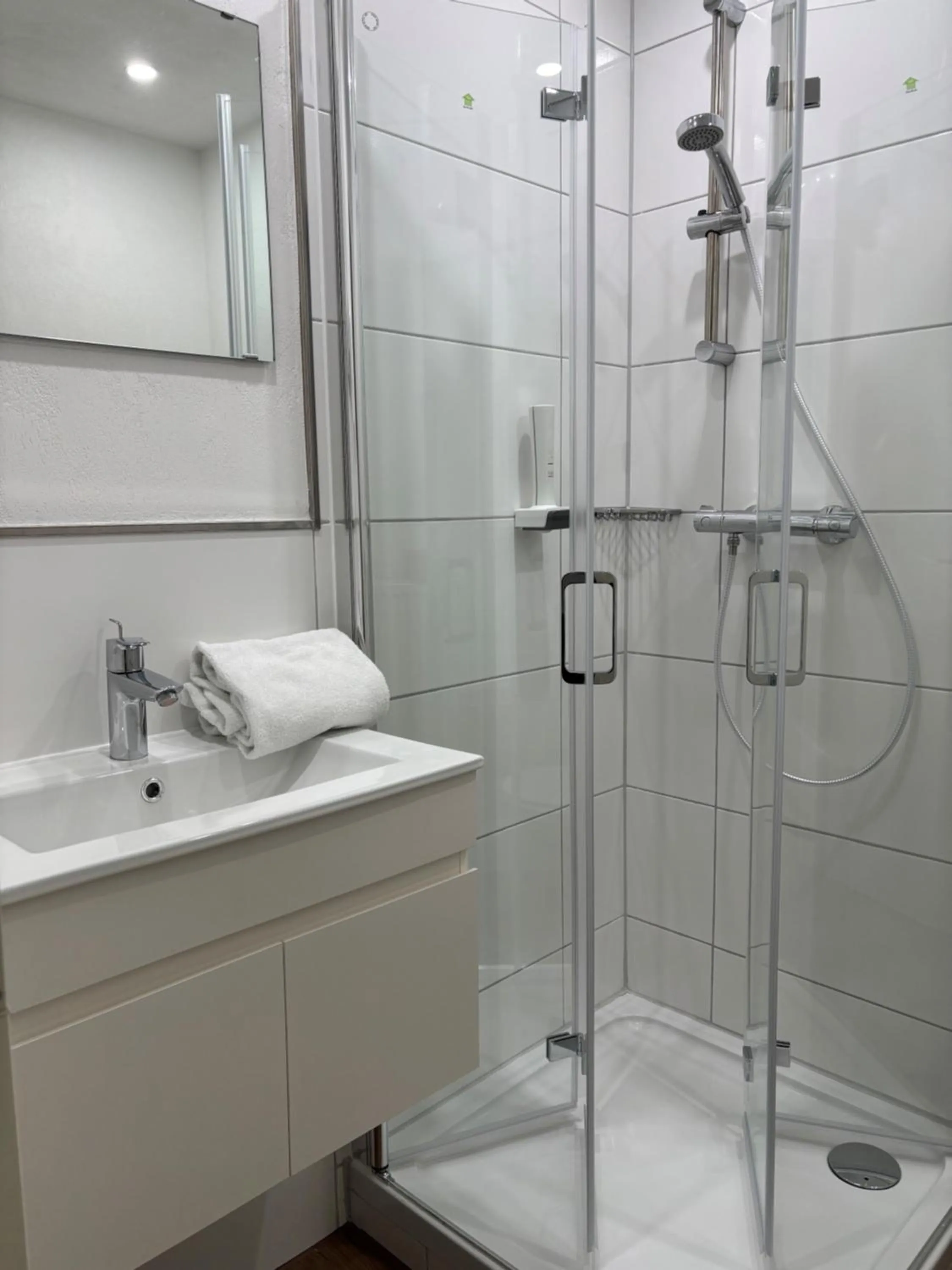 Bathroom in Hotel Drei König- Ihr Transithotel