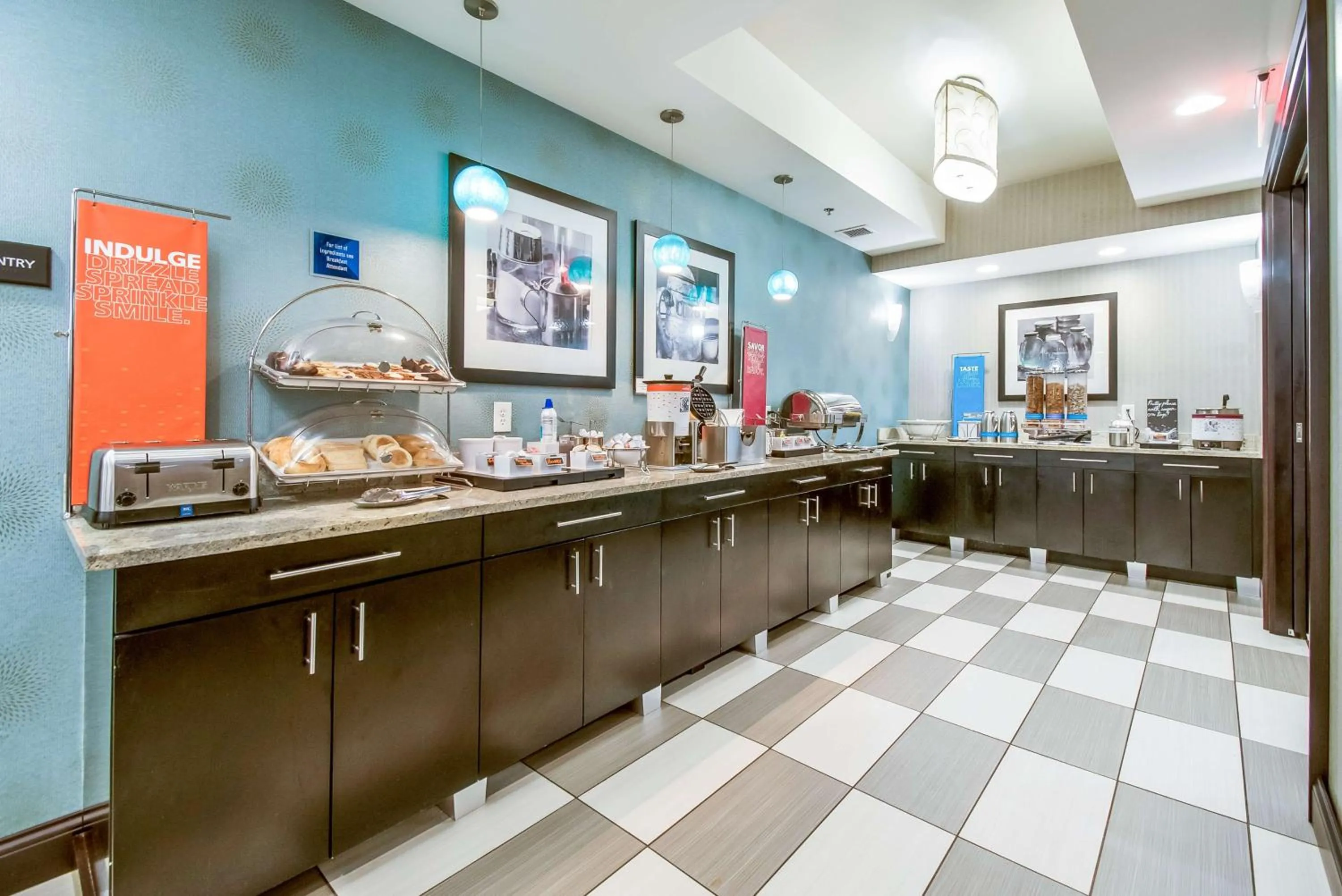 Breakfast in Hampton Inn West