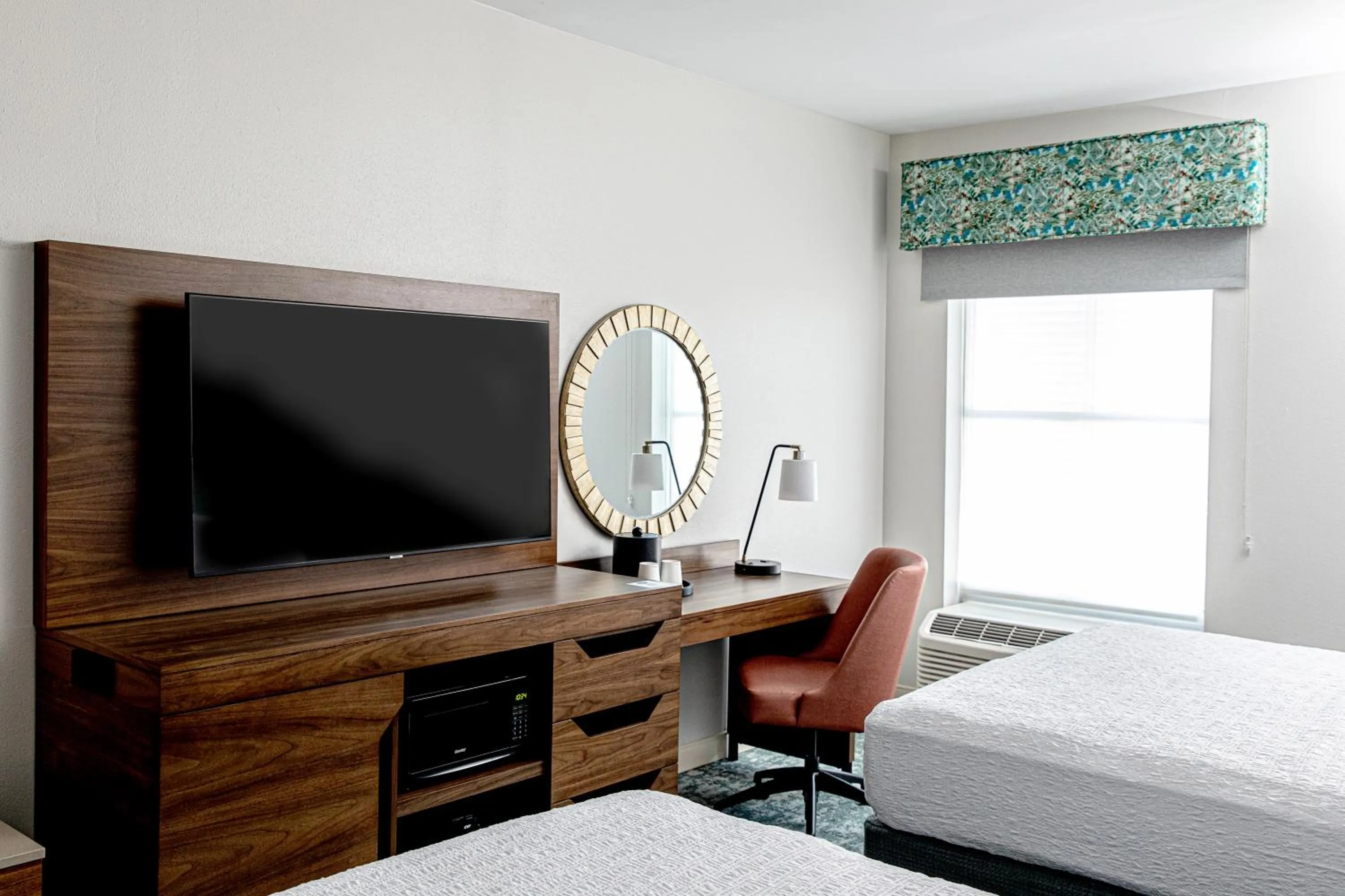 minibar, Bed in Hampton Inn & Suites Charleston-West Ashley