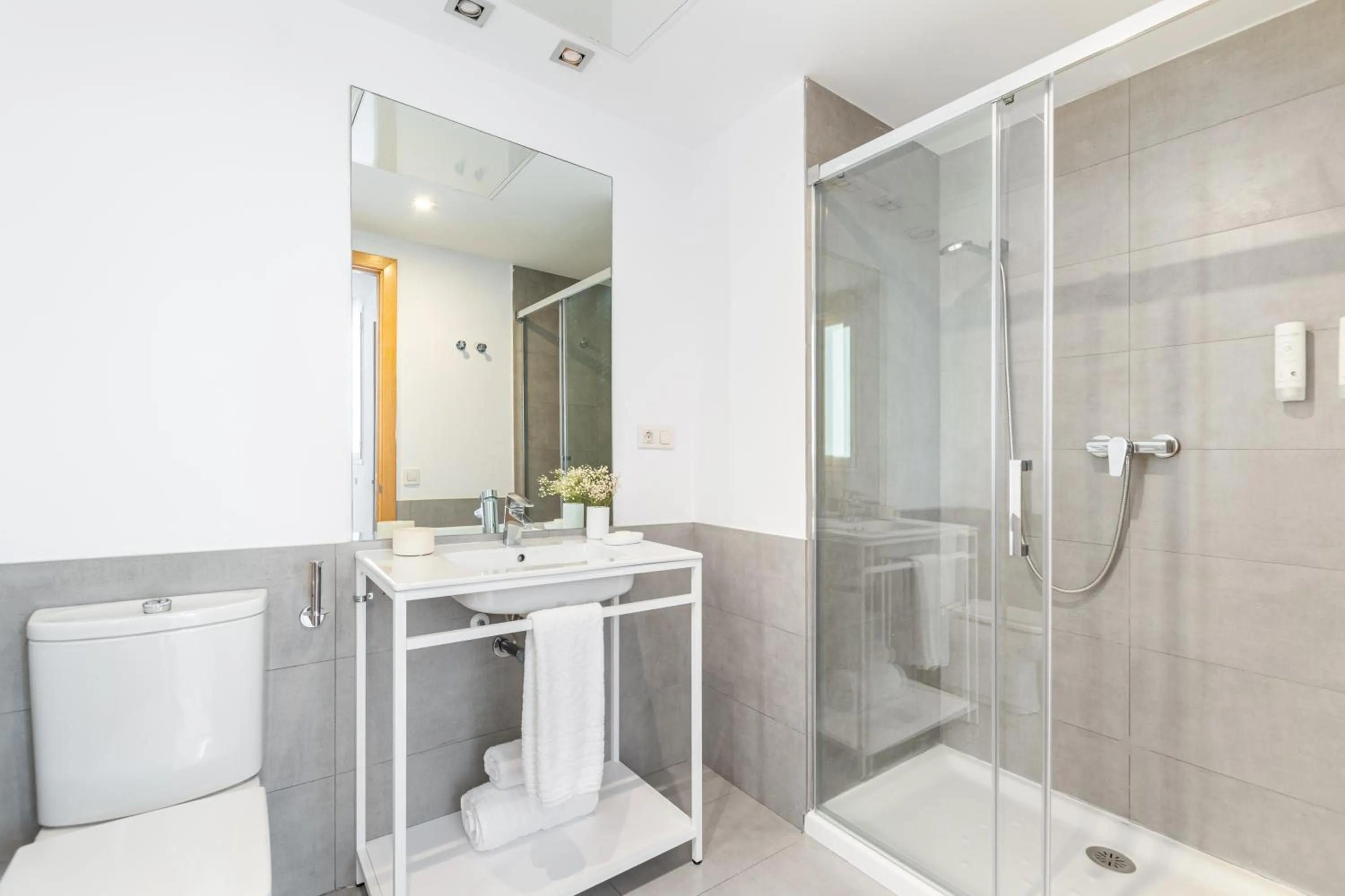 Shower in The Corner Apartments by Aspasios