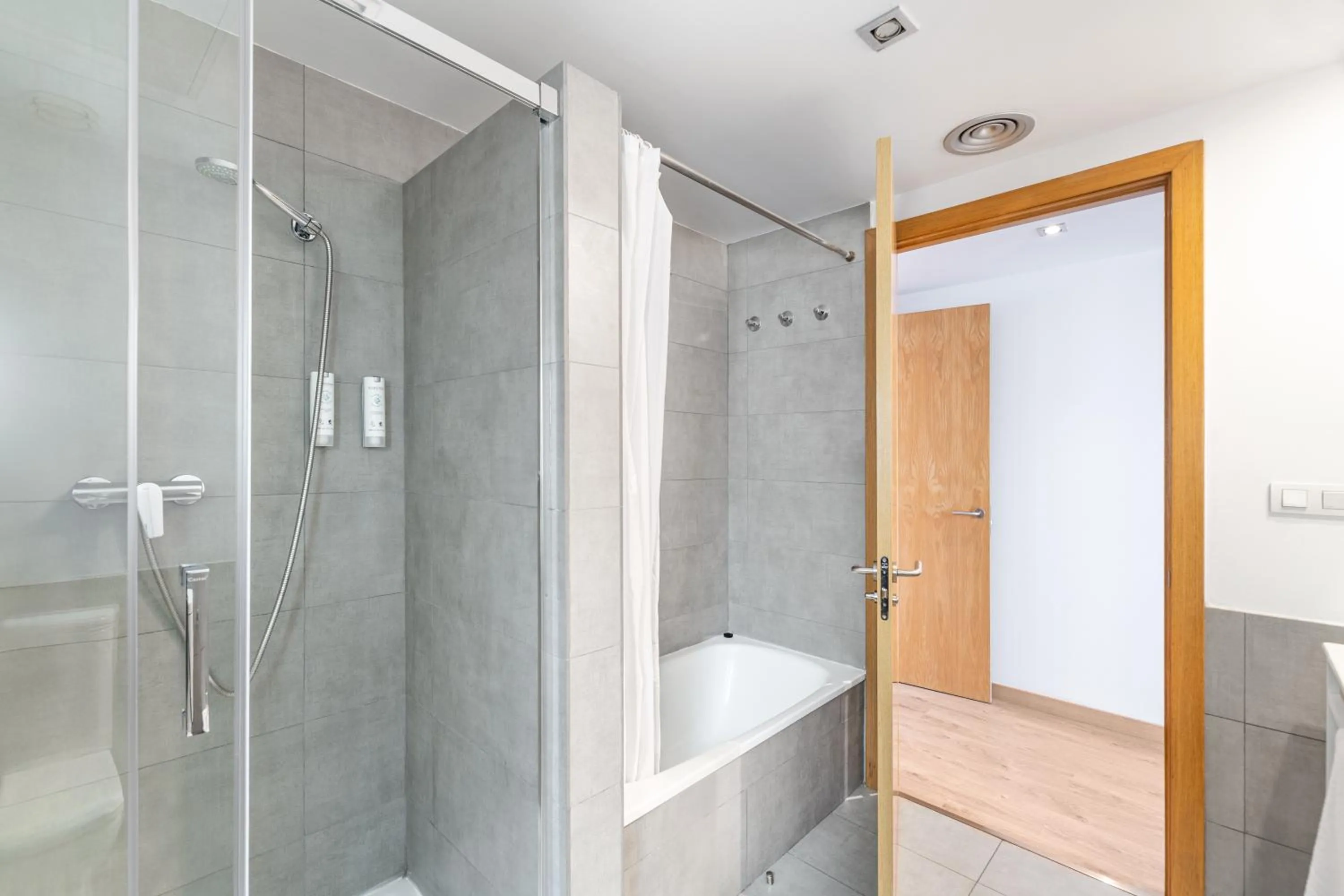 Shower in The Corner Apartments by Aspasios