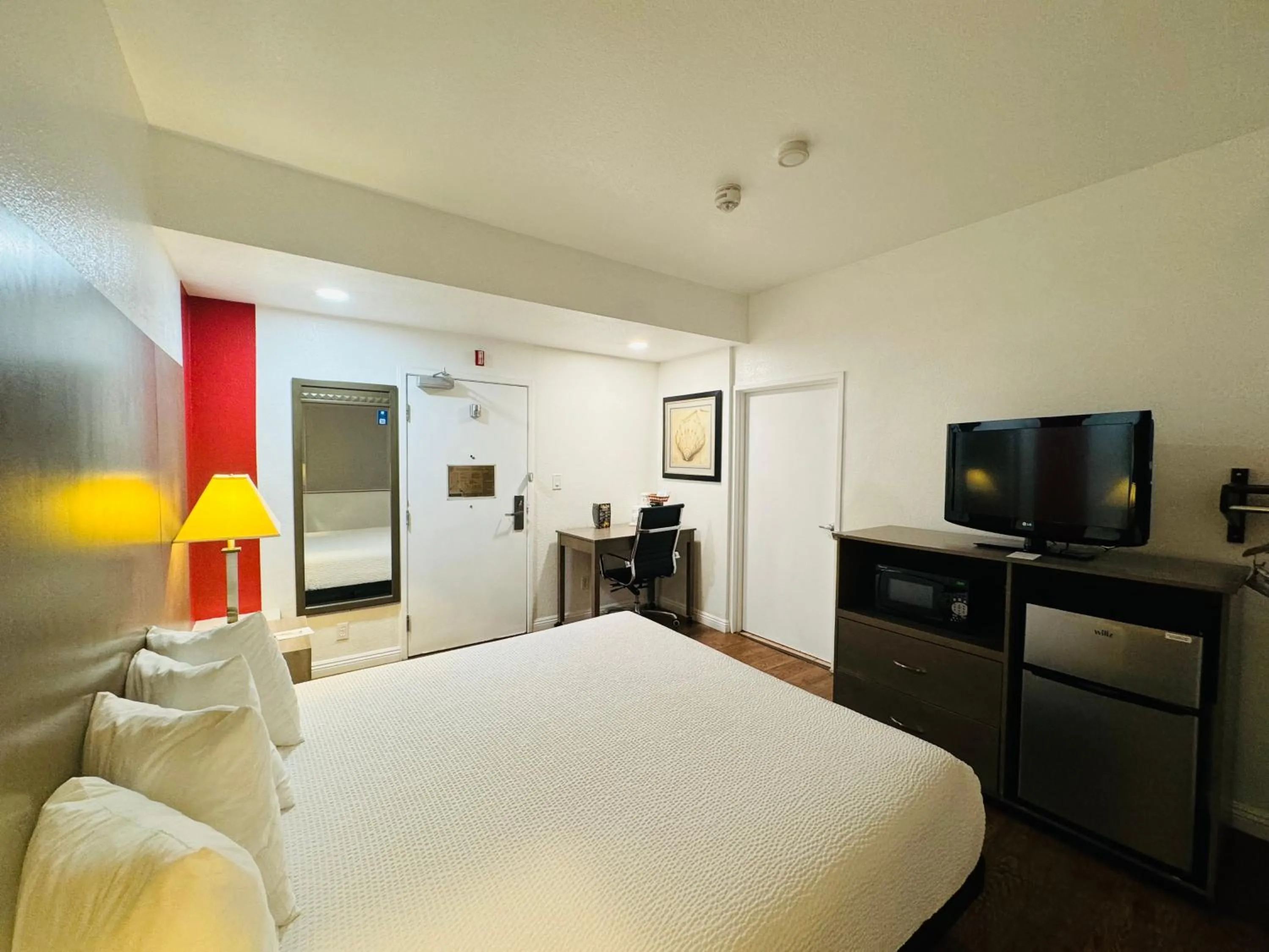 Bedroom, Bed in Ramada by Wyndham San Diego Airport