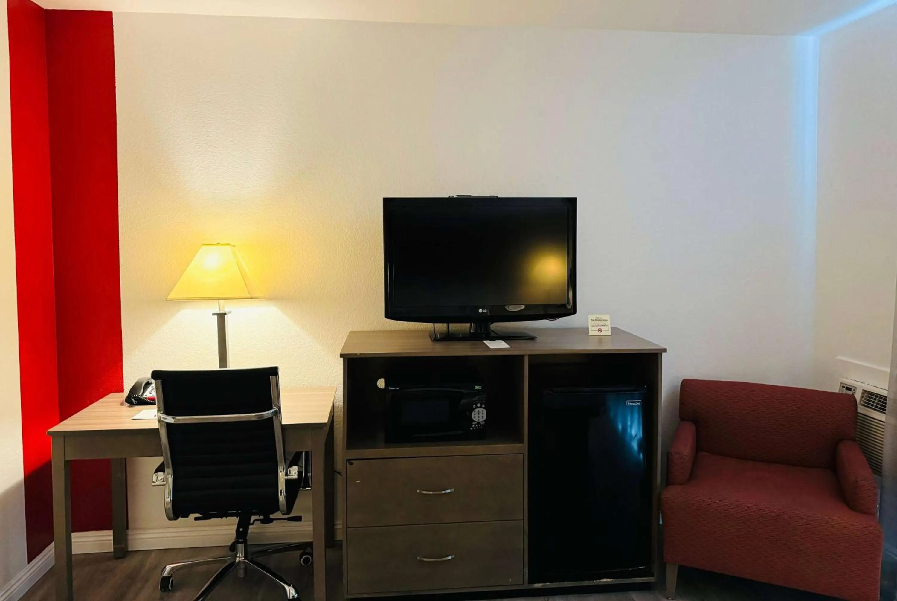 Photo of the whole room in Ramada by Wyndham San Diego Airport