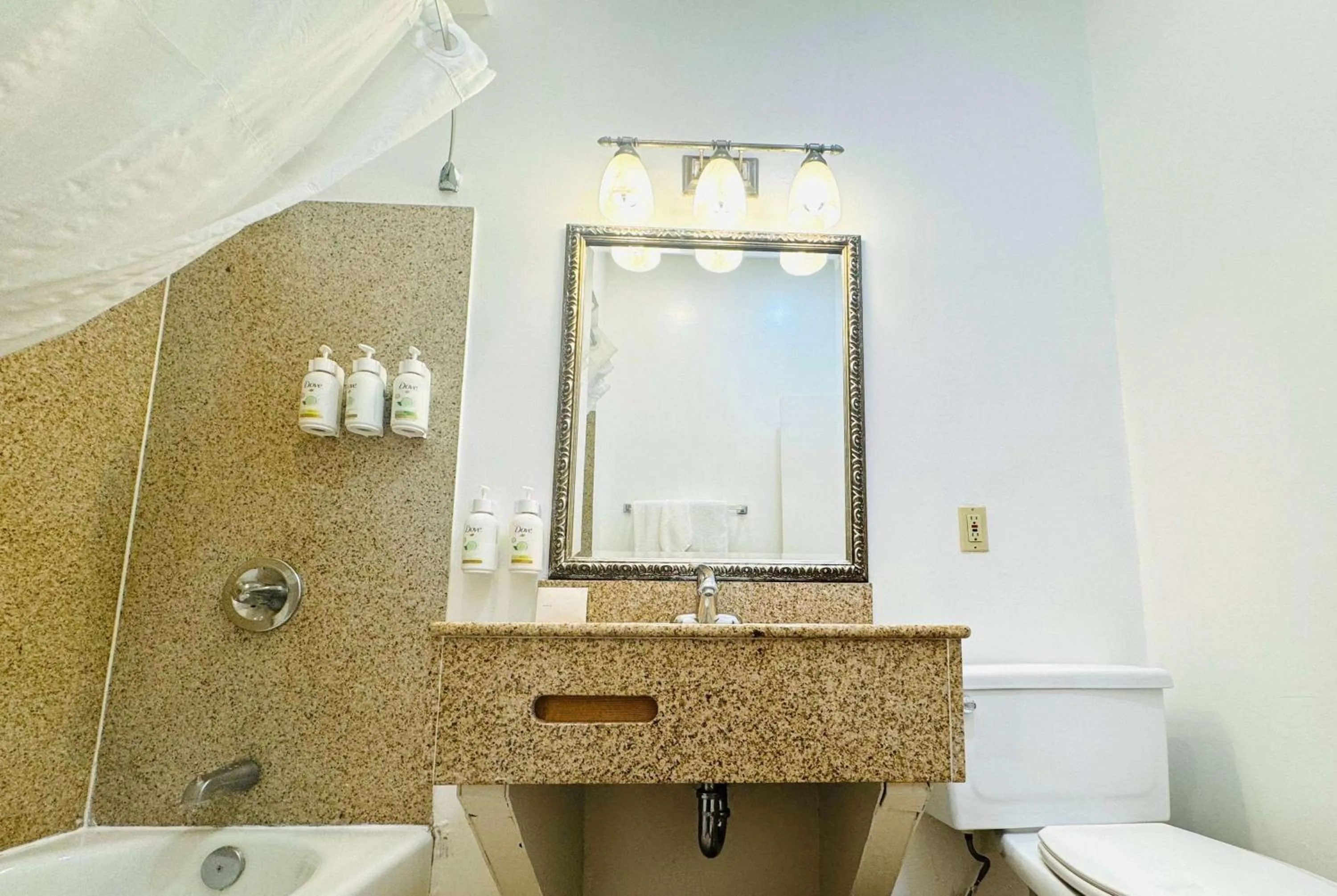 TV and multimedia in Ramada by Wyndham San Diego Airport