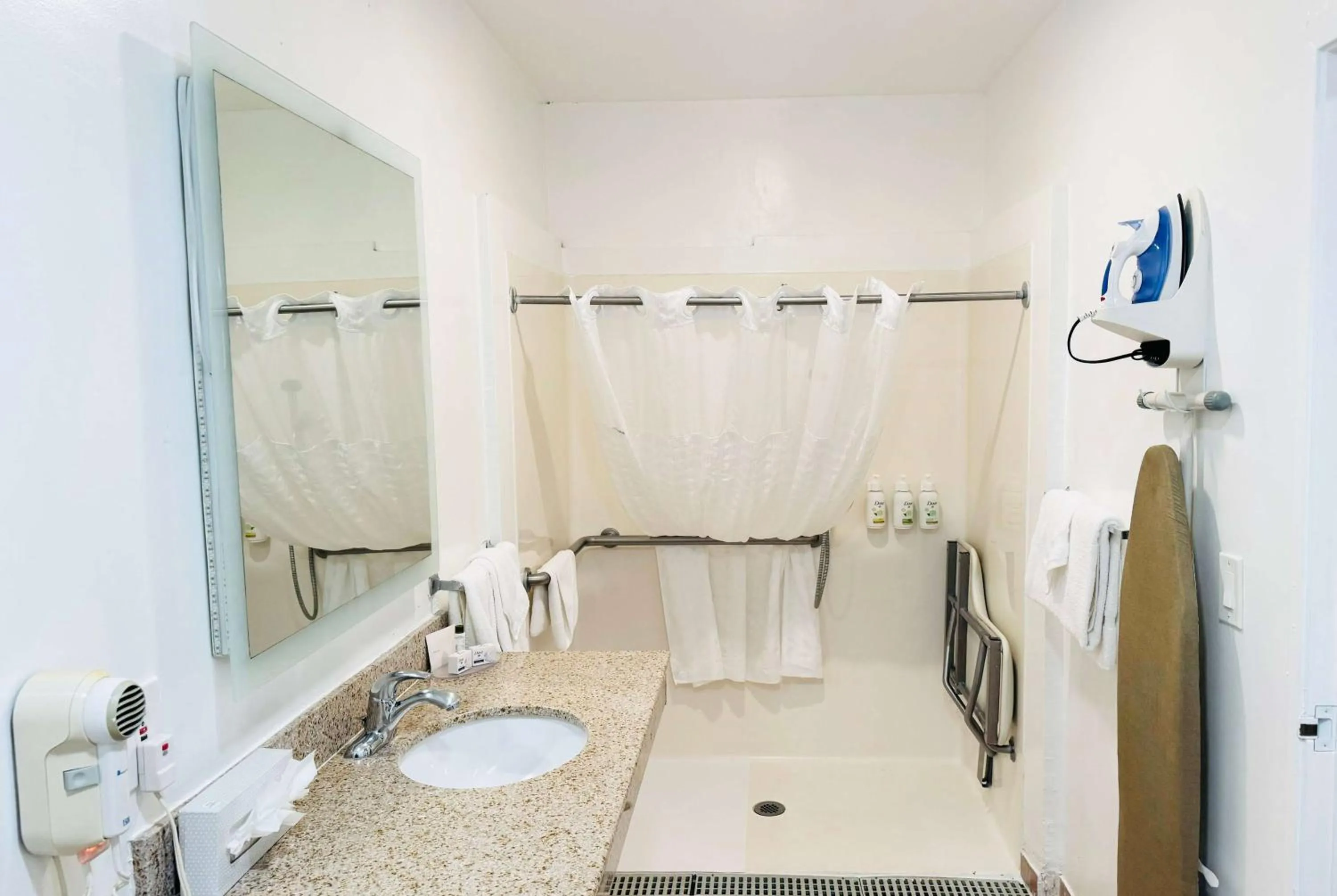 TV and multimedia in Ramada by Wyndham San Diego Airport