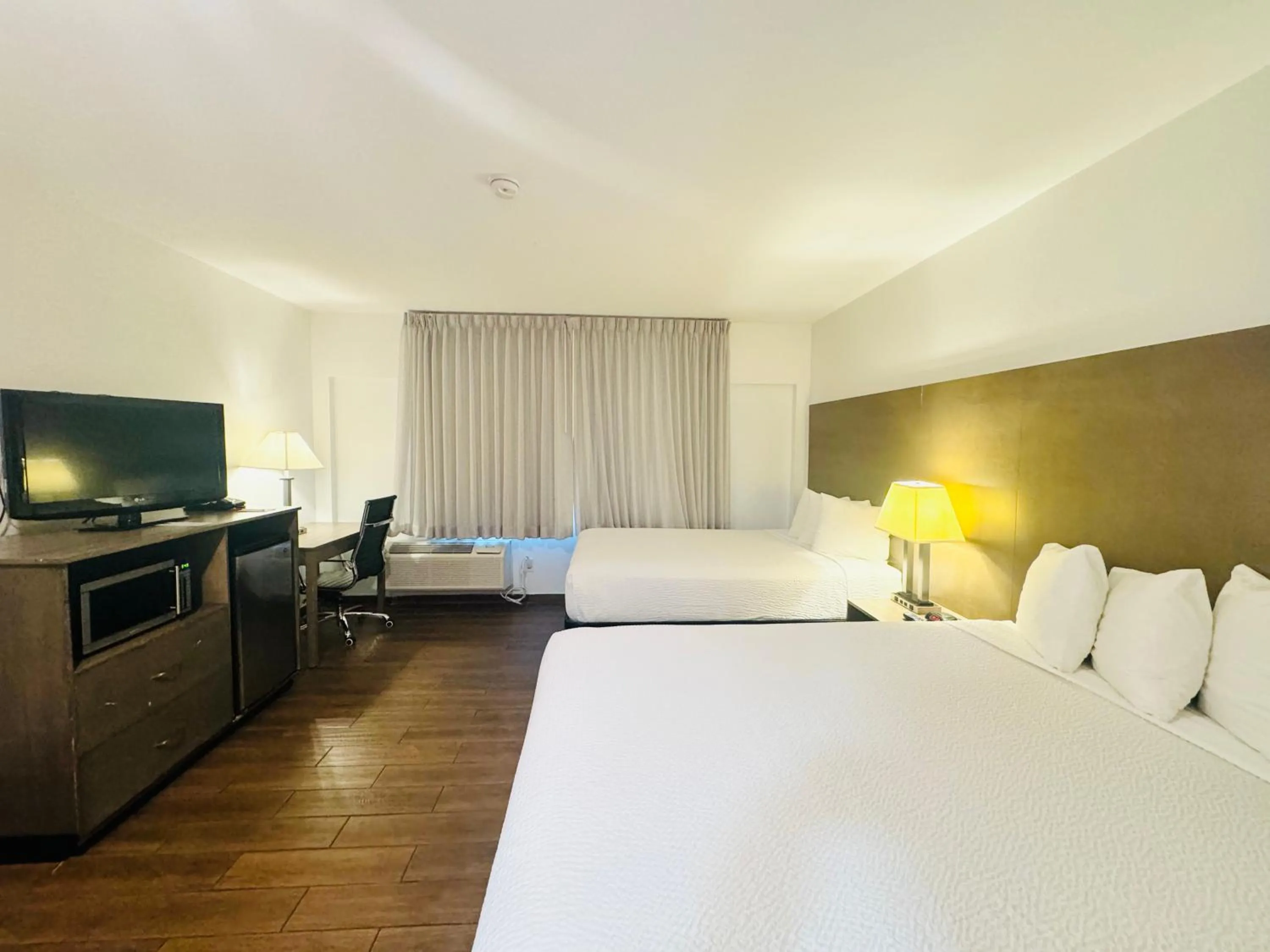 Bedroom, Bed in Ramada by Wyndham San Diego Airport