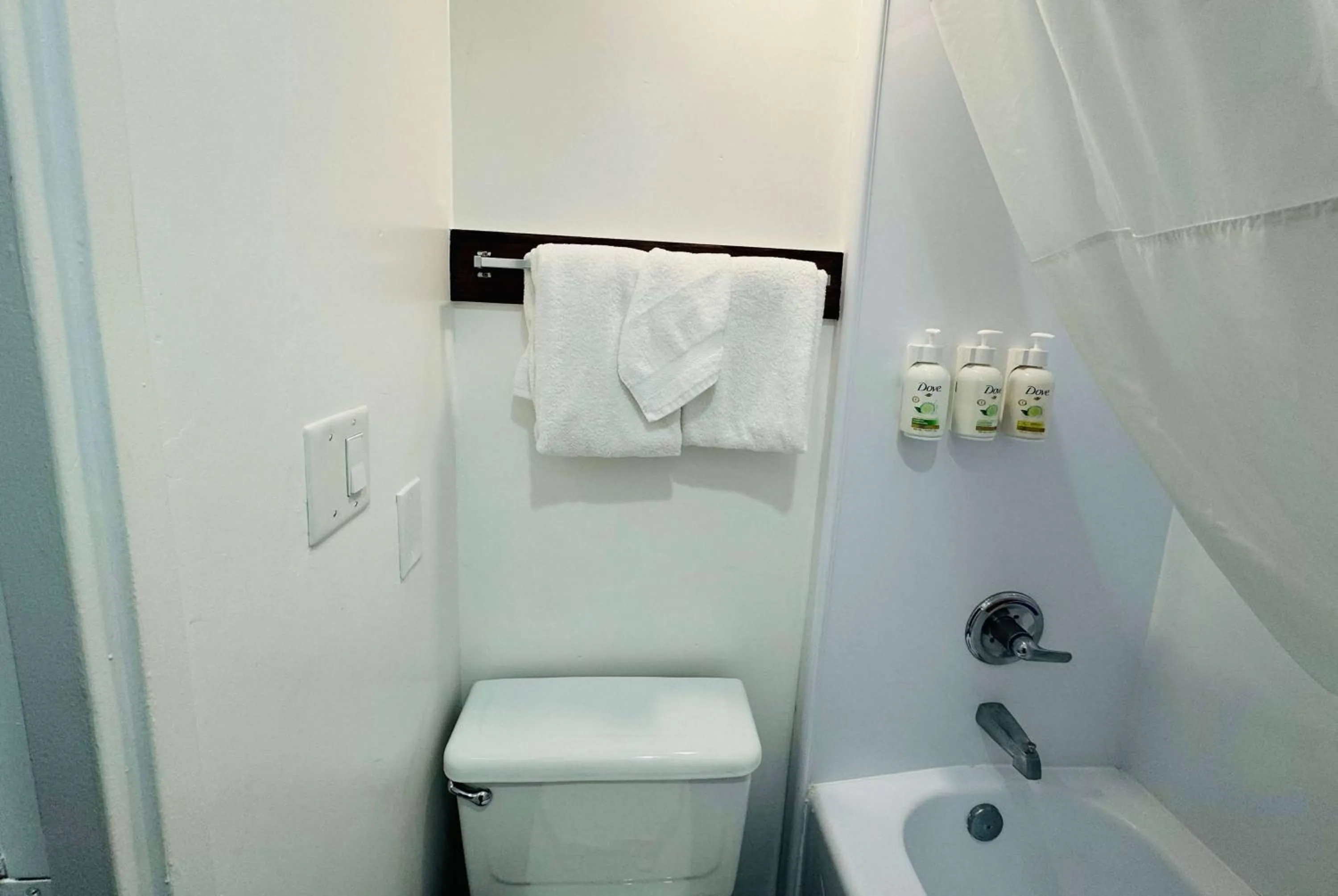 TV and multimedia in Ramada by Wyndham San Diego Airport