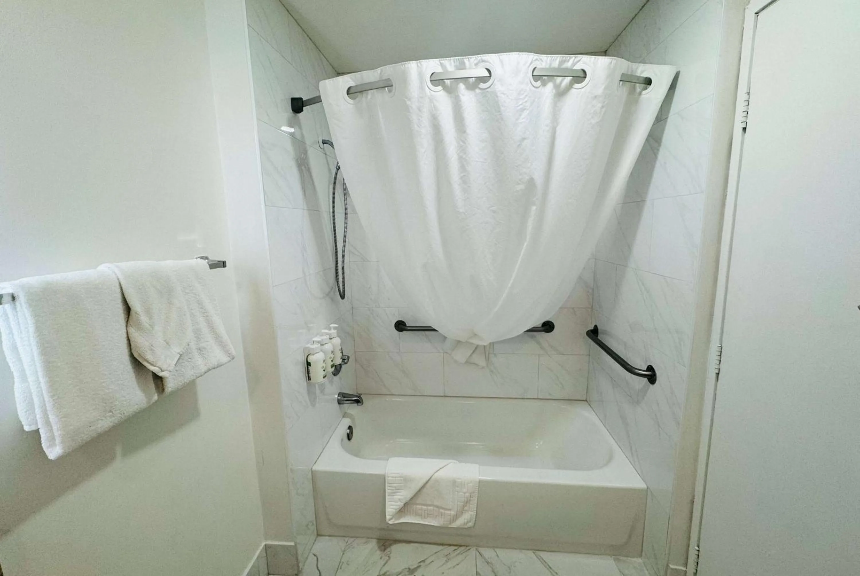 TV and multimedia in Ramada by Wyndham San Diego Airport