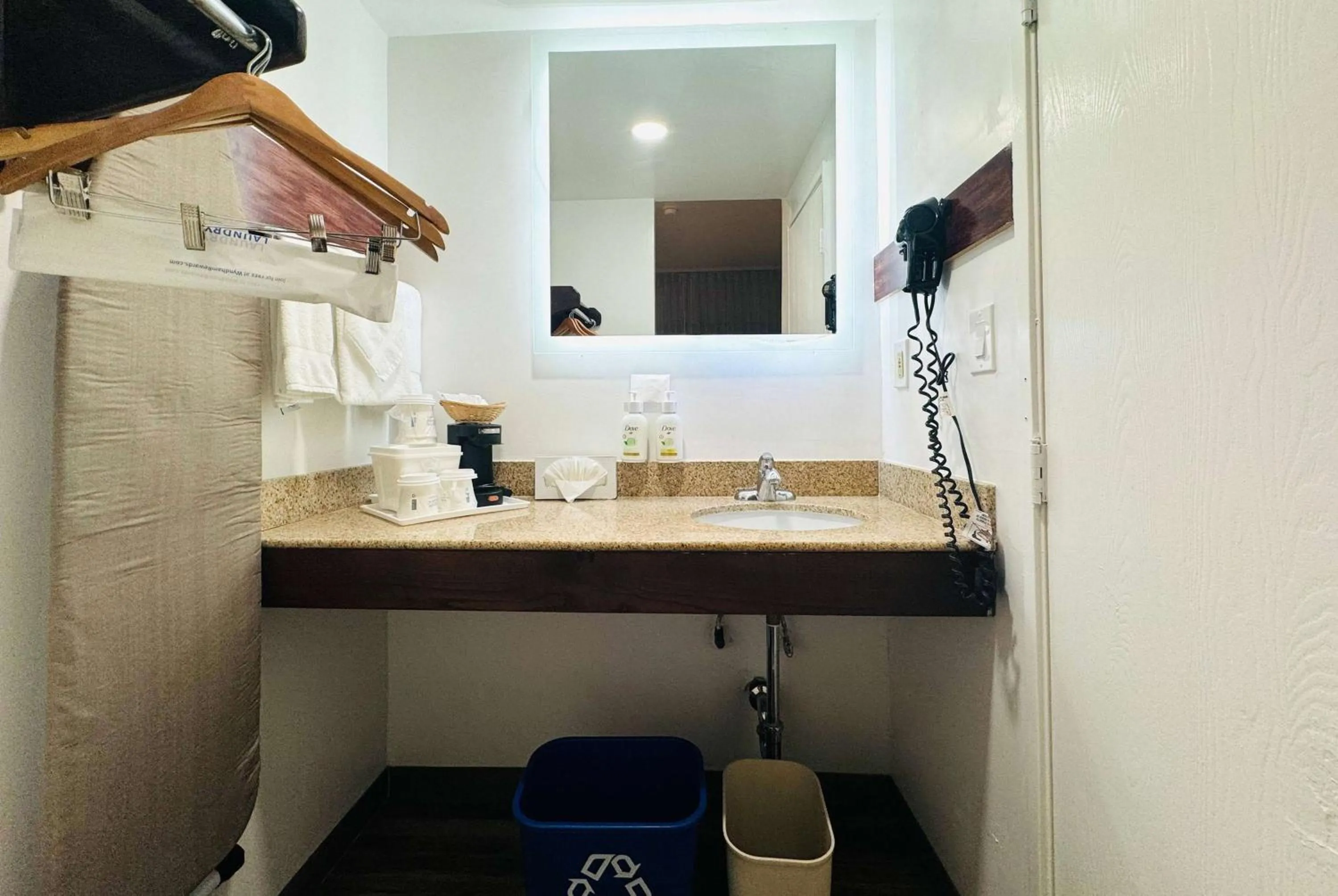 TV and multimedia in Ramada by Wyndham San Diego Airport