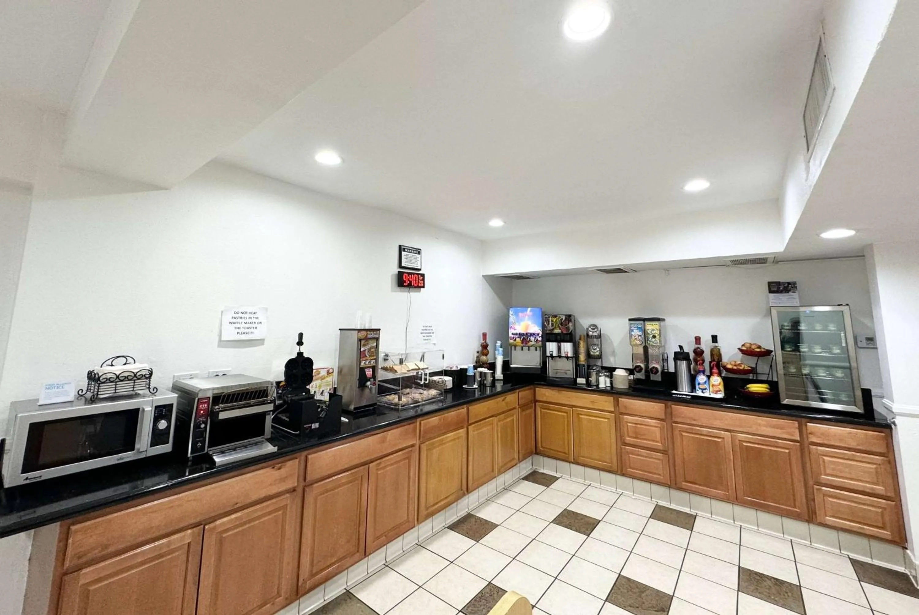 Restaurant/places to eat in Ramada by Wyndham San Diego Airport