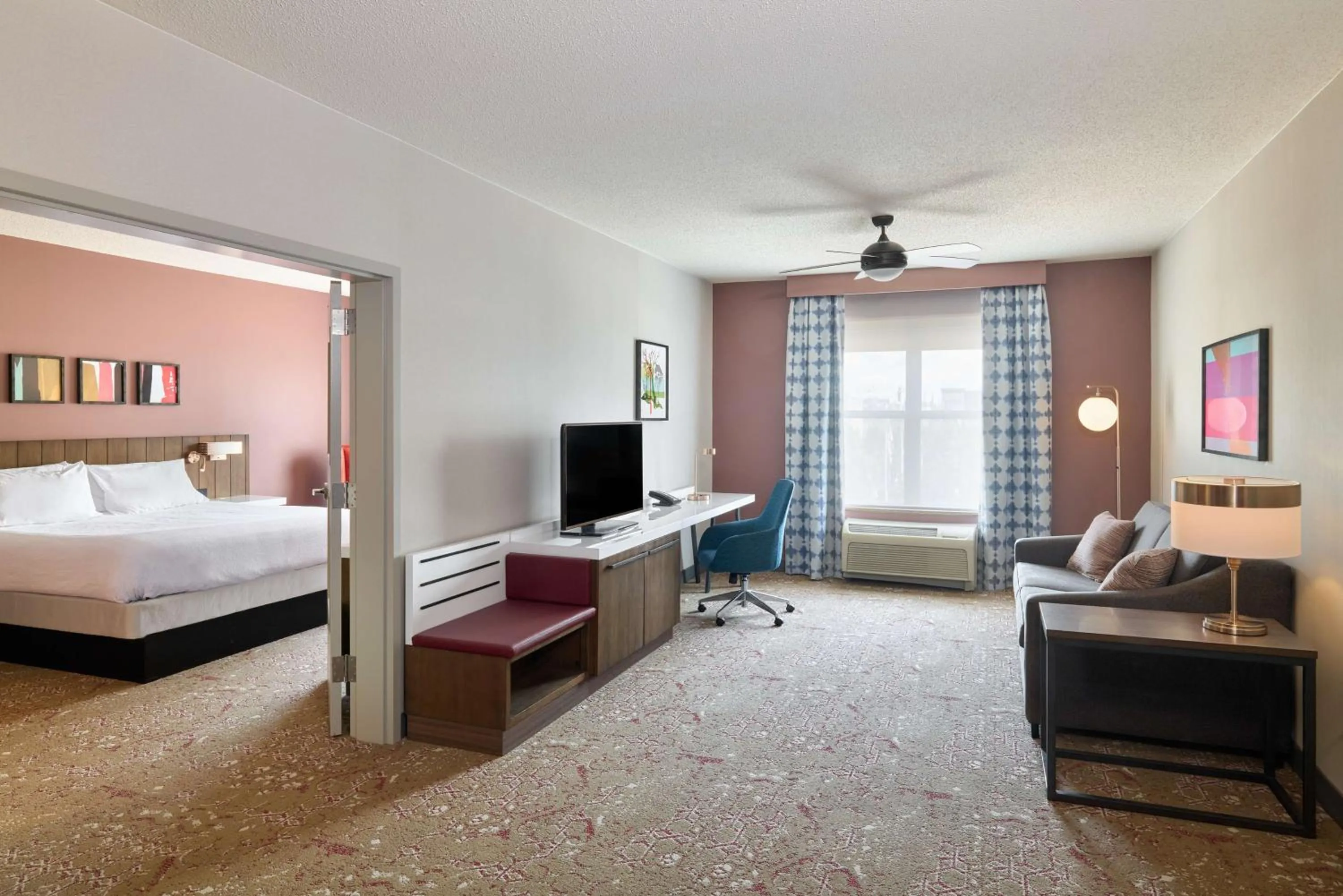 Living room, Bed in Hilton Garden Inn Bloomington