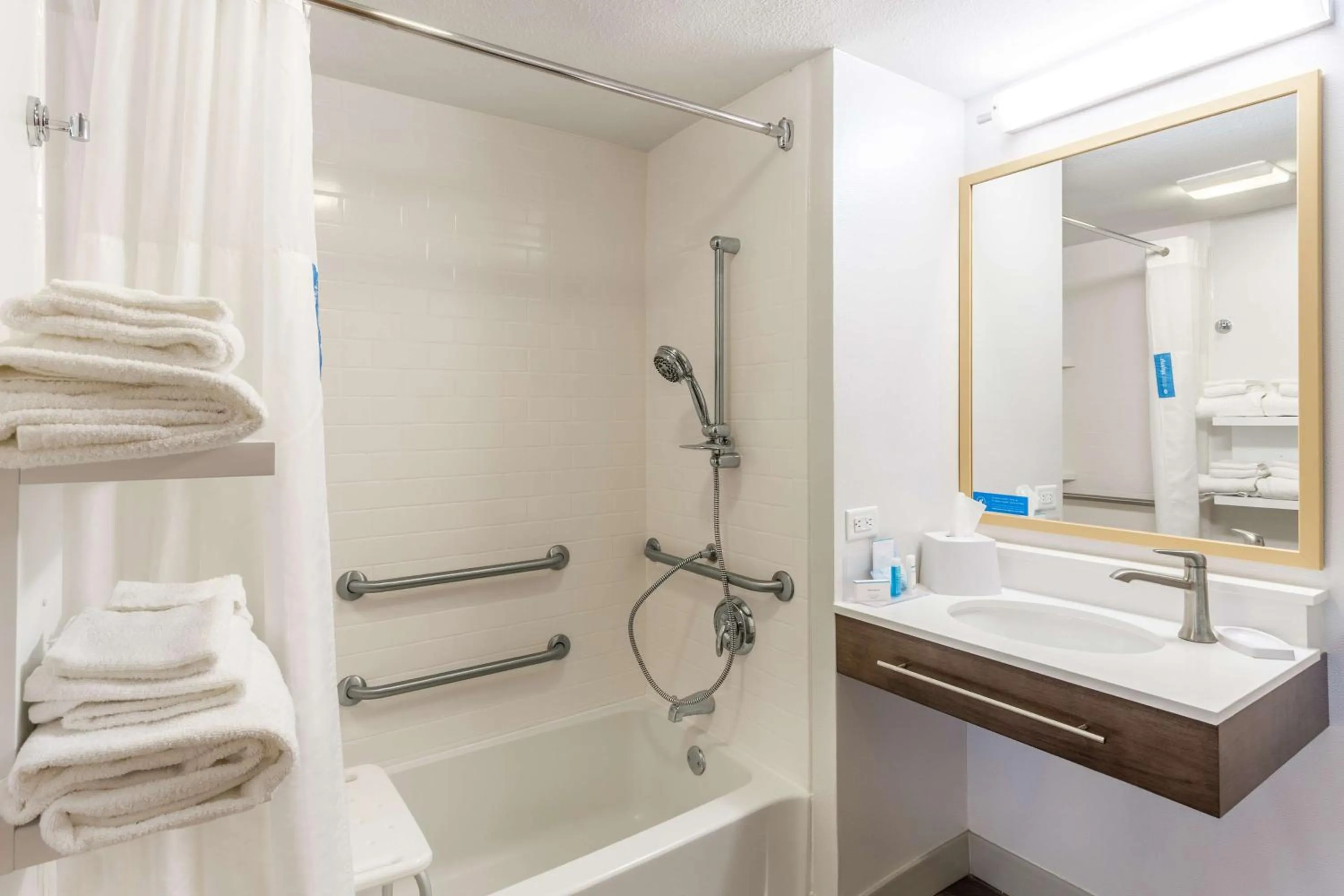 Bathroom in Hampton Inn Cedar Rapids