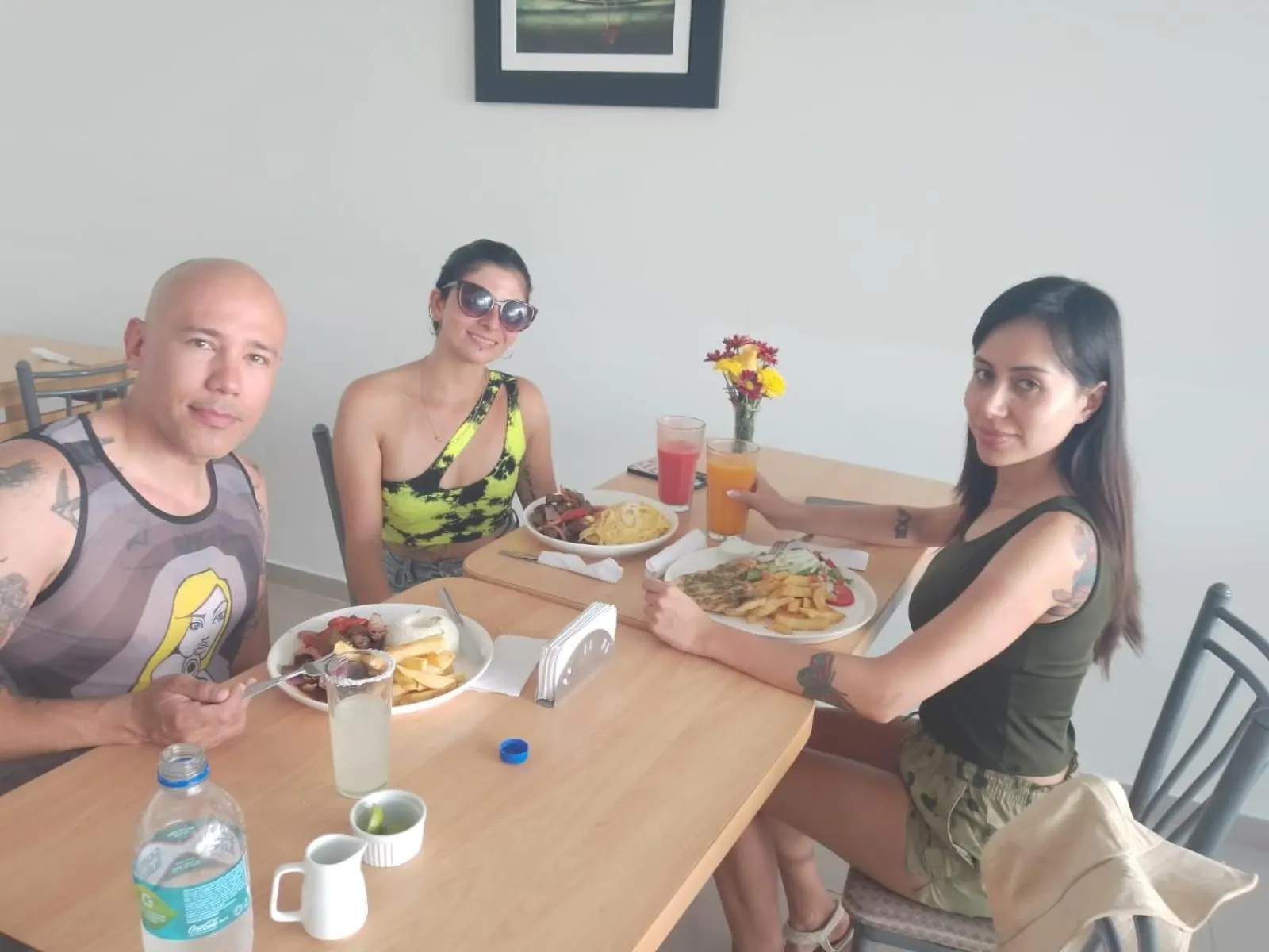 Restaurant/places to eat in hotel el parral suite