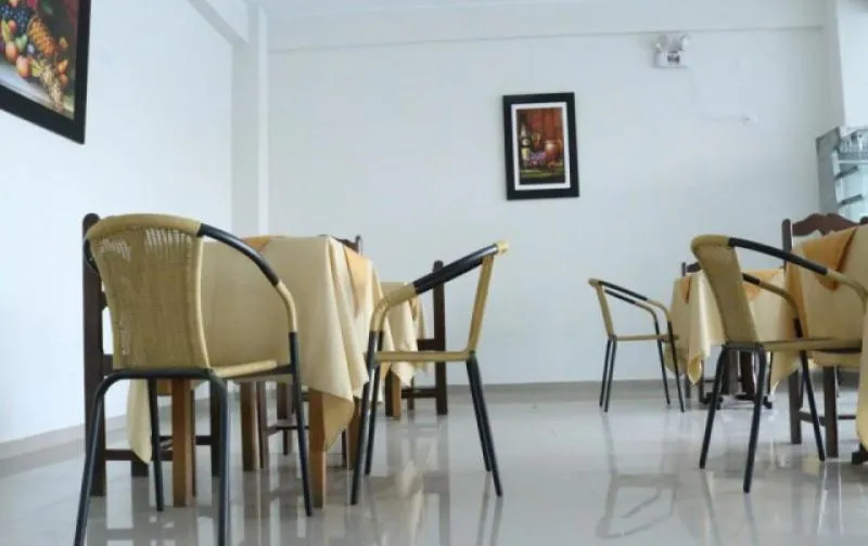 Restaurant/places to eat in hotel el parral suite