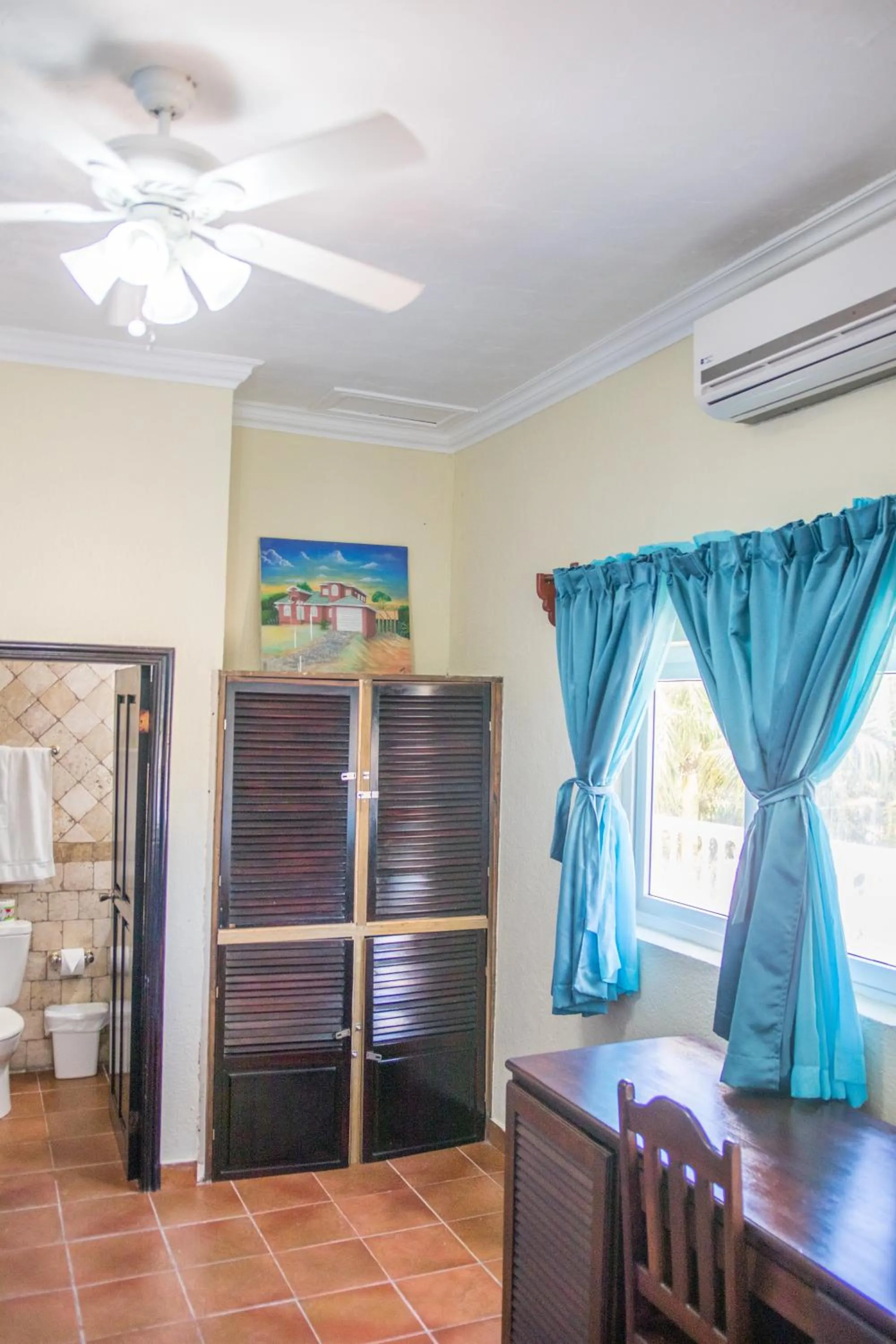 Area and facilities in West End Dive Resort