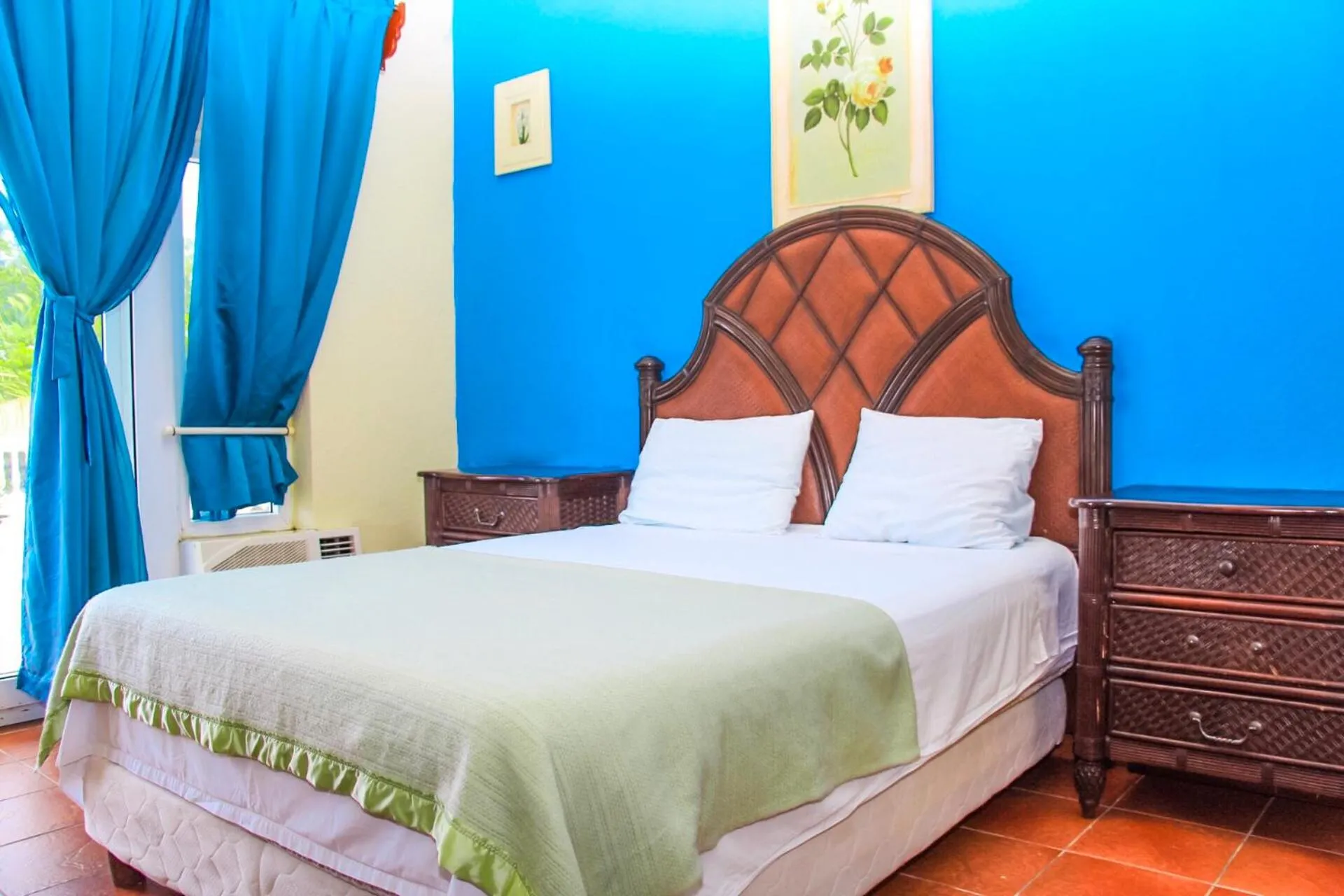 Bedroom, Bed in West End Dive Resort