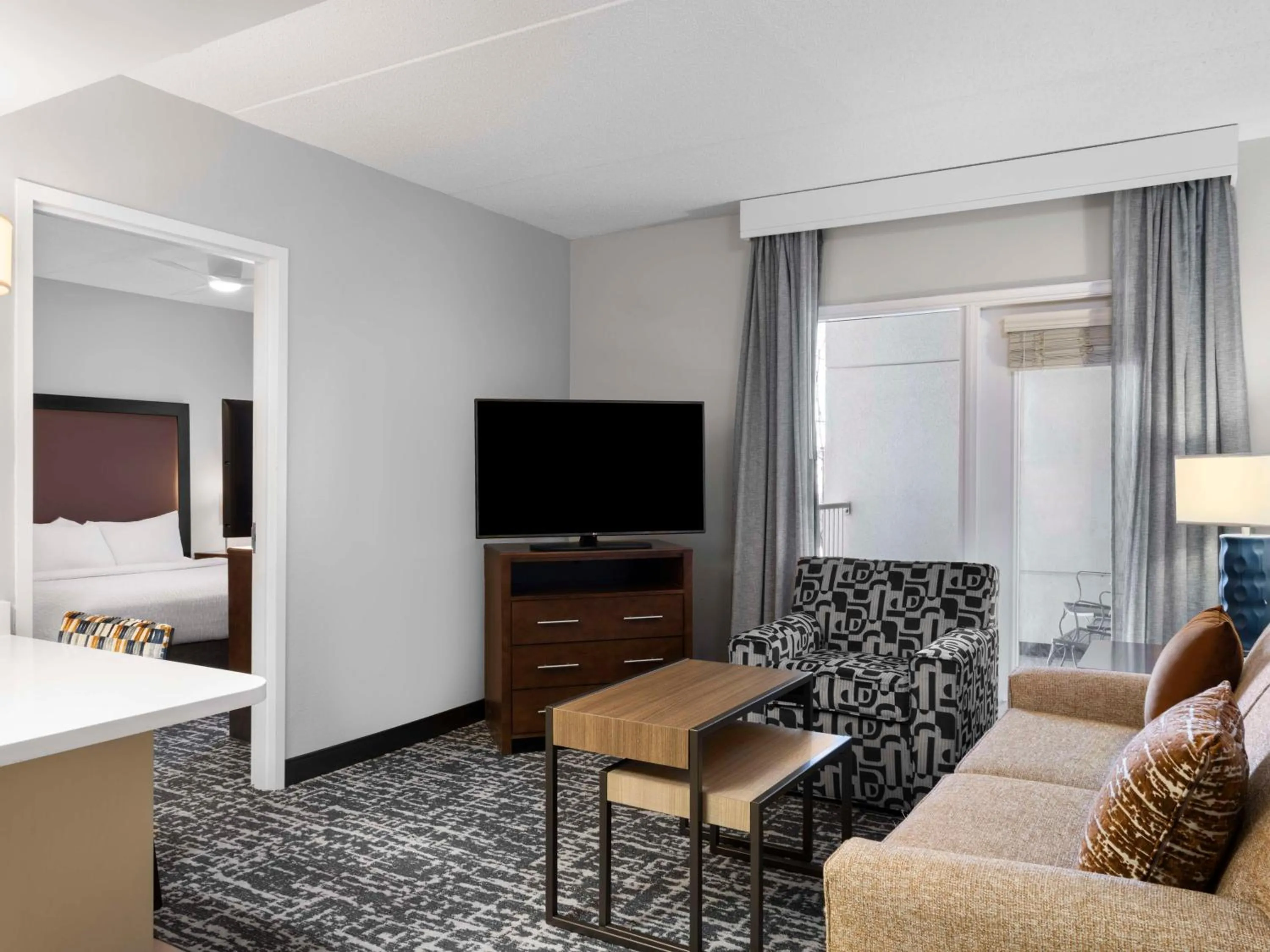 Living room, Bed in Homewood Suites Columbus - Airport