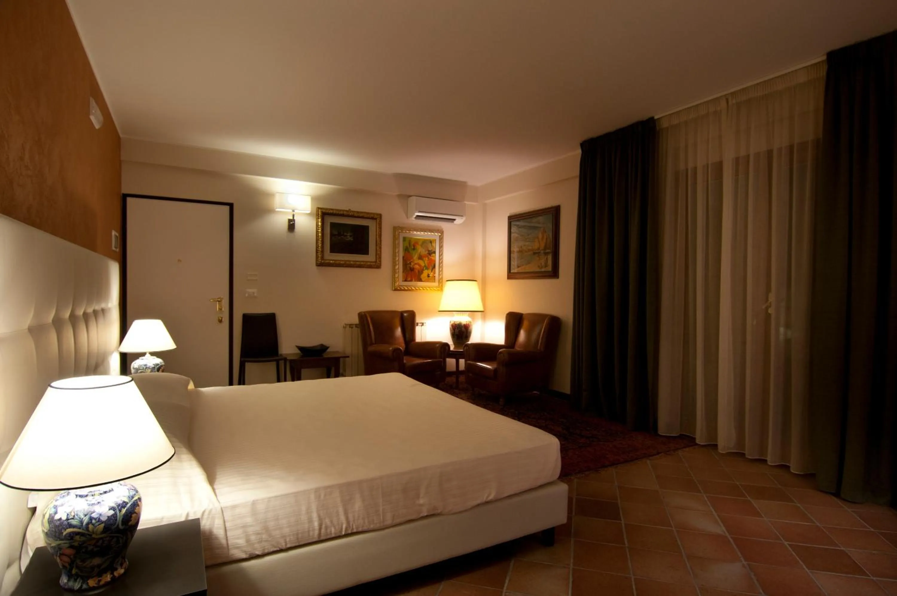 Seating area, Bed in Queen Hotel