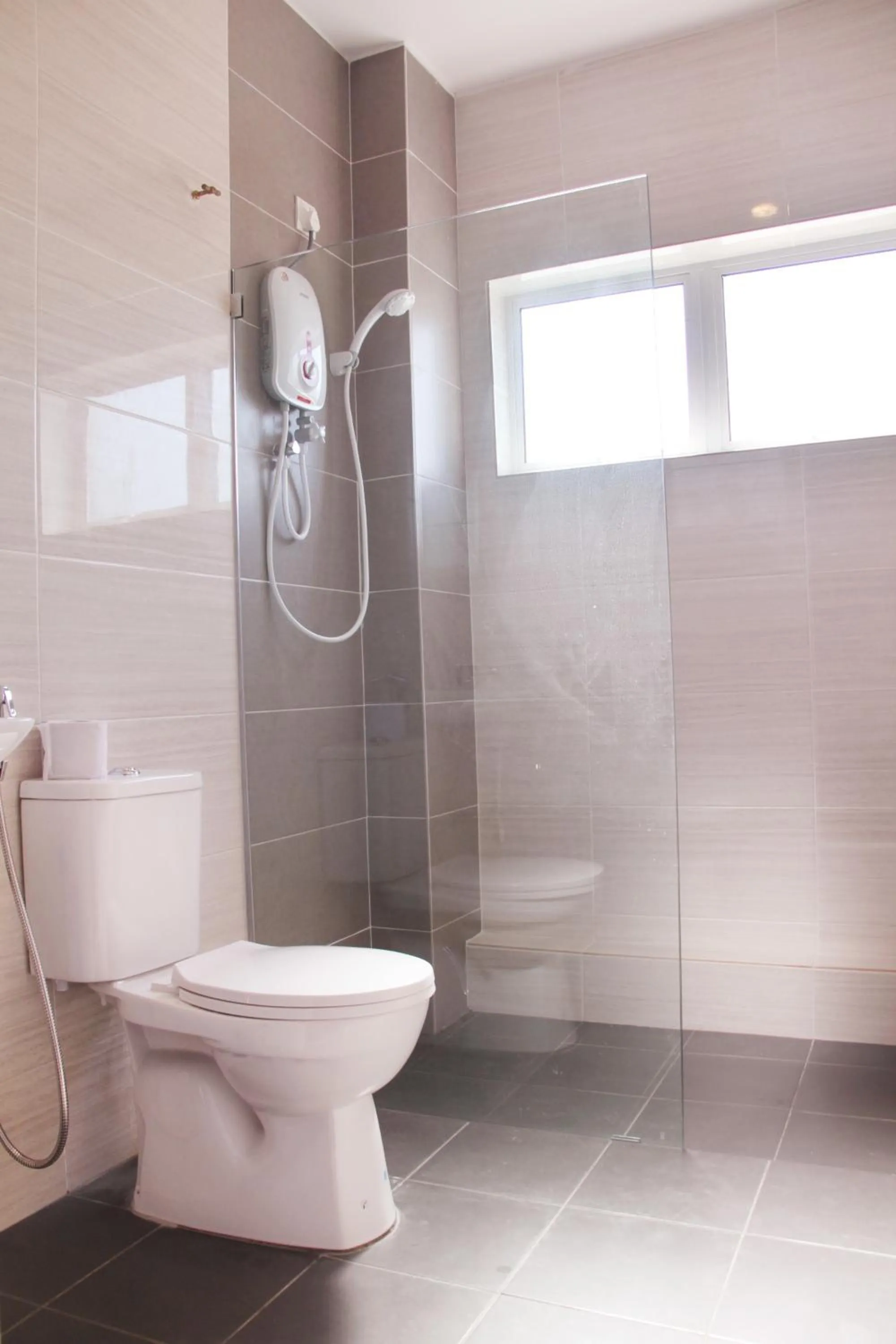 Toilet in Gergasi Inn