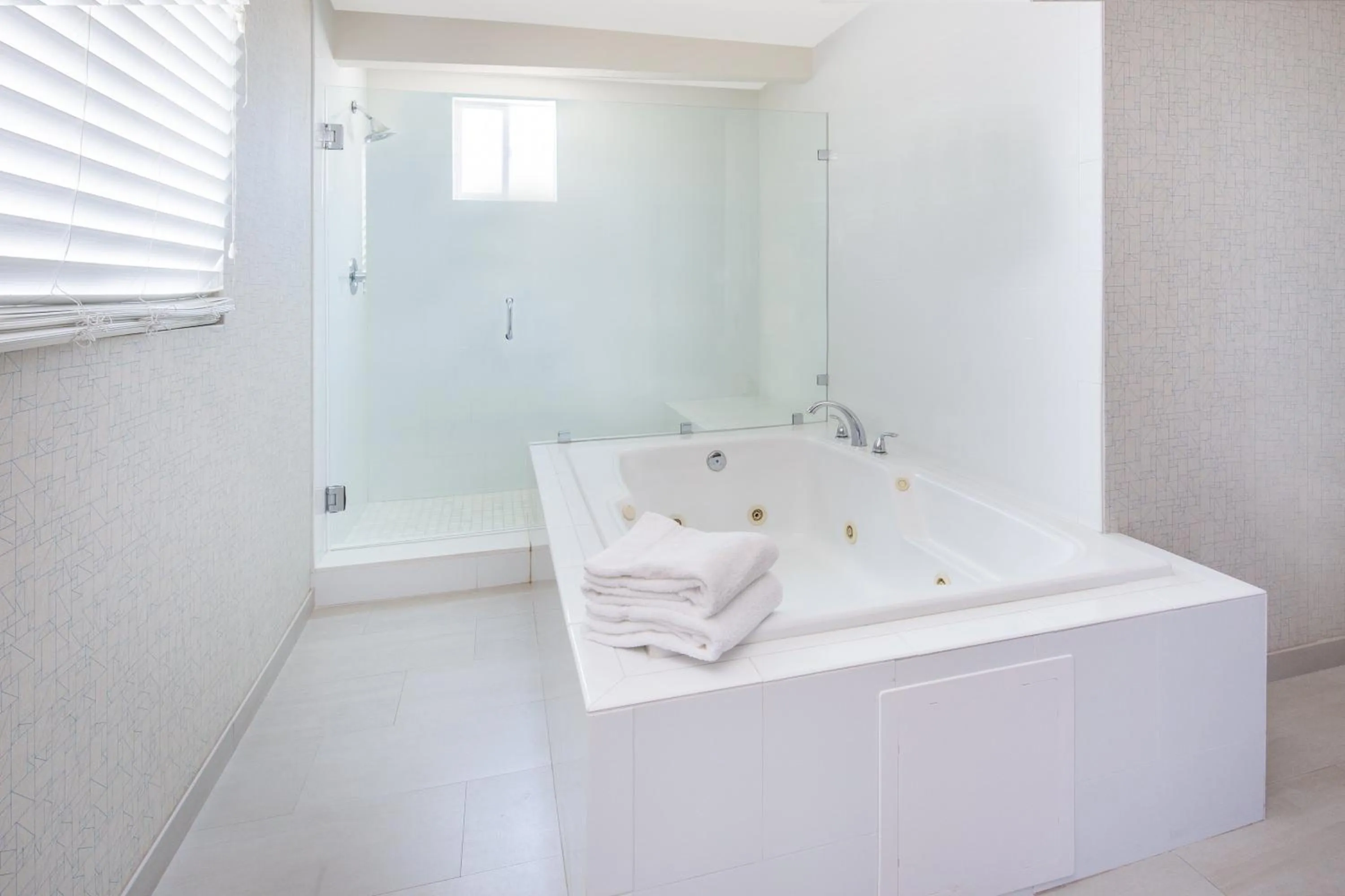 Bedroom in Holiday Inn Express San Diego Airport-Old Town by IHG