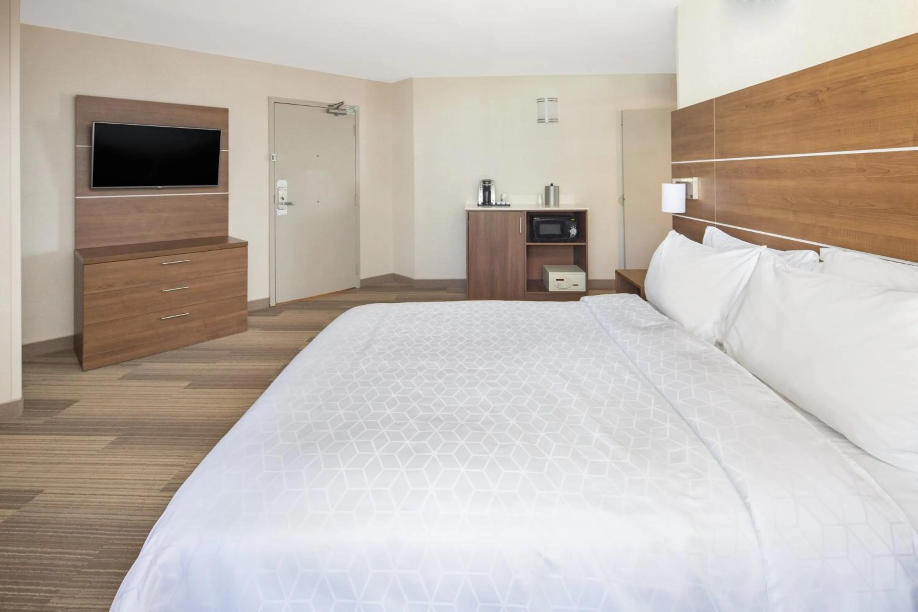 Bedroom, Bed in Holiday Inn Express San Diego Airport-Old Town by IHG