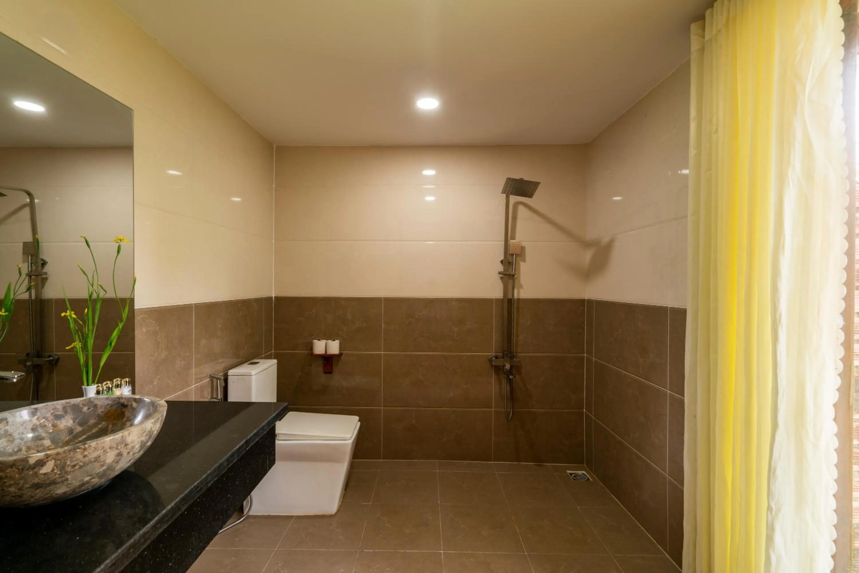 Shower in Maison Du VietNam Resort & Spa