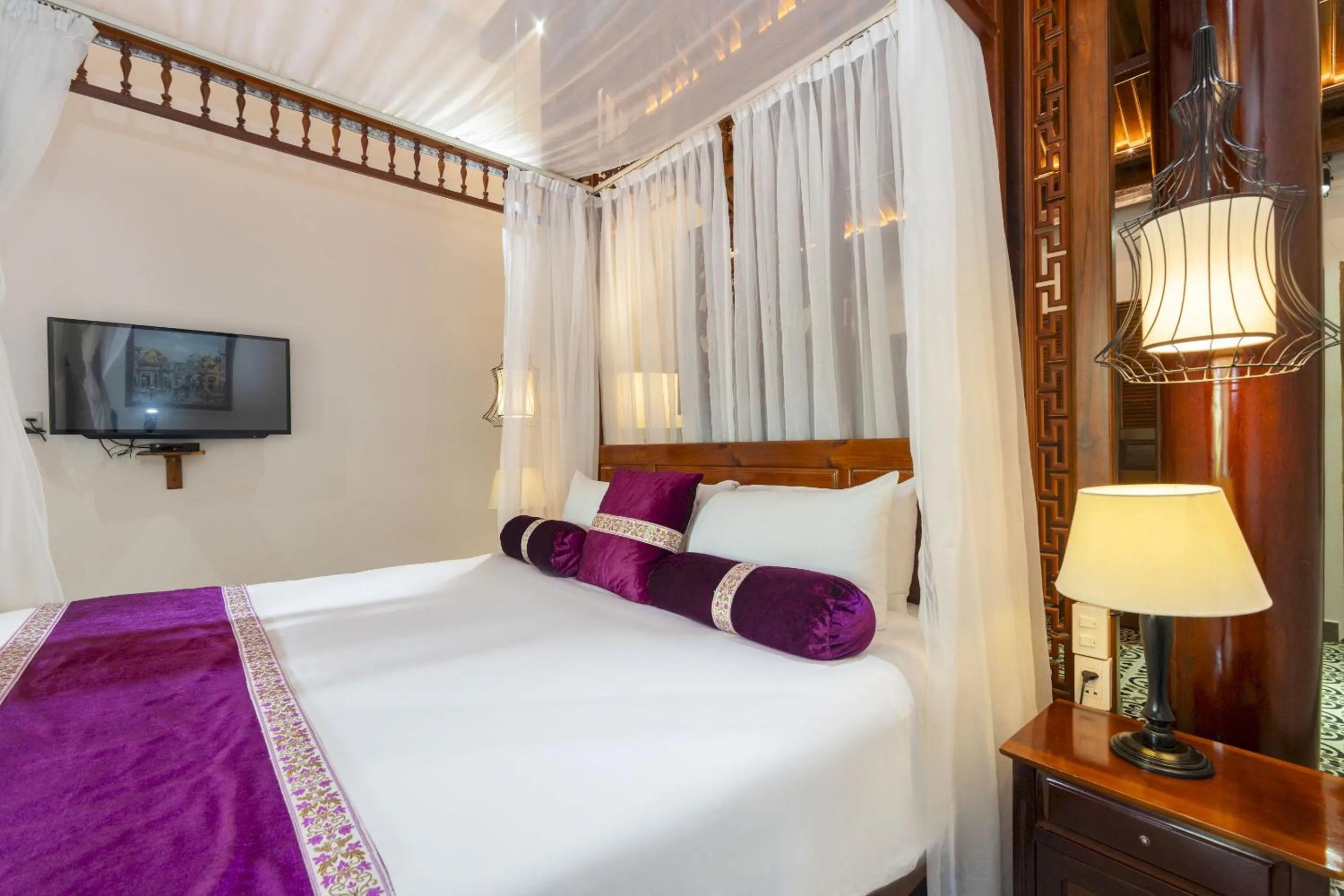 Bed in Maison Du VietNam Resort & Spa