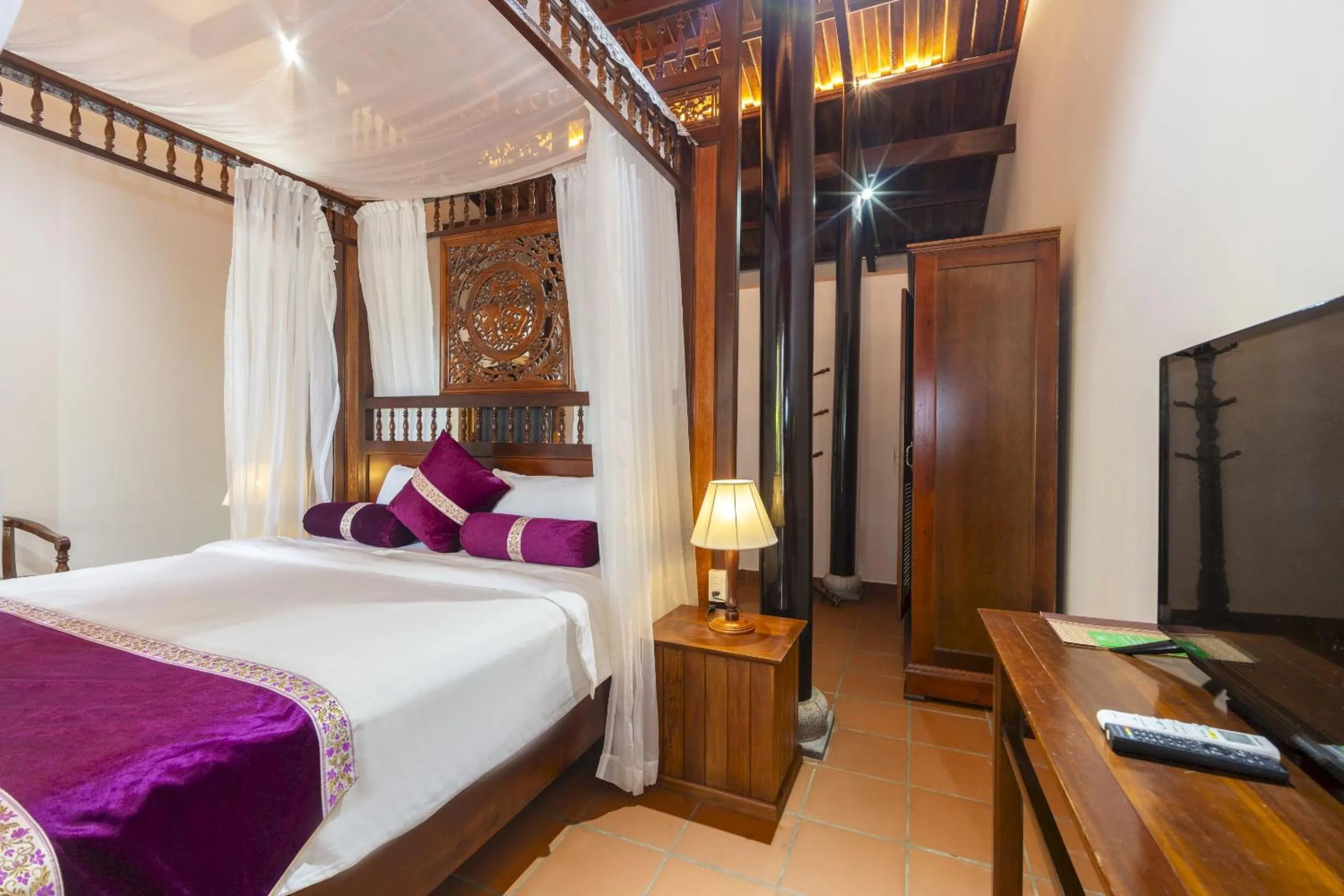 Bed in Maison Du VietNam Resort & Spa