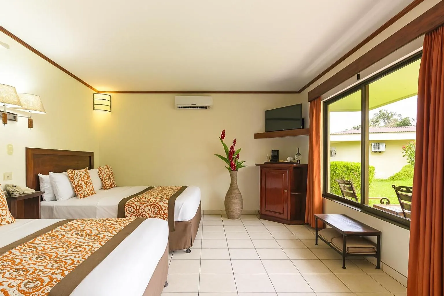 Bed in Arenal Volcano Inn