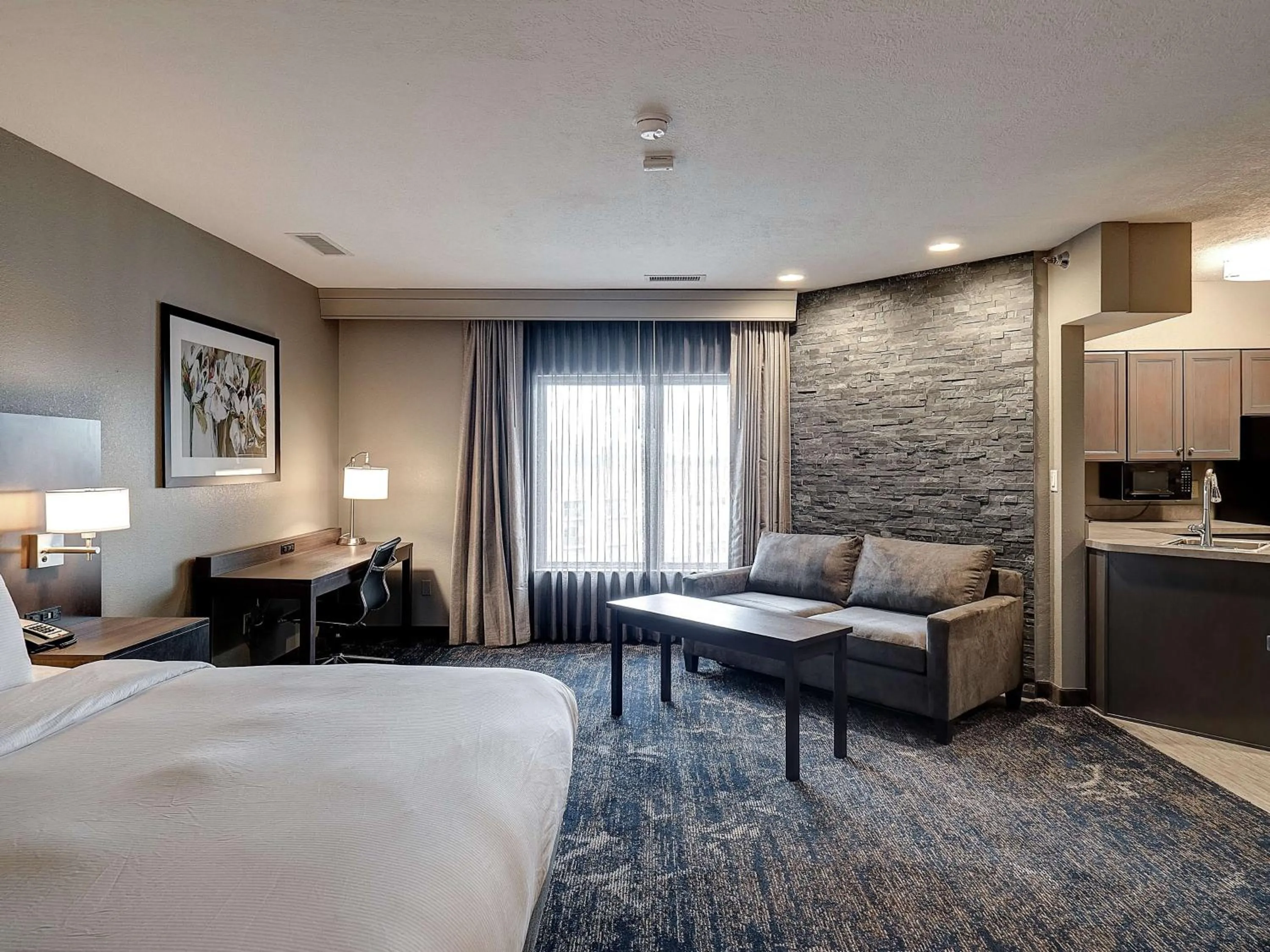 Bedroom, Bed in DoubleTree by Hilton Bloomington