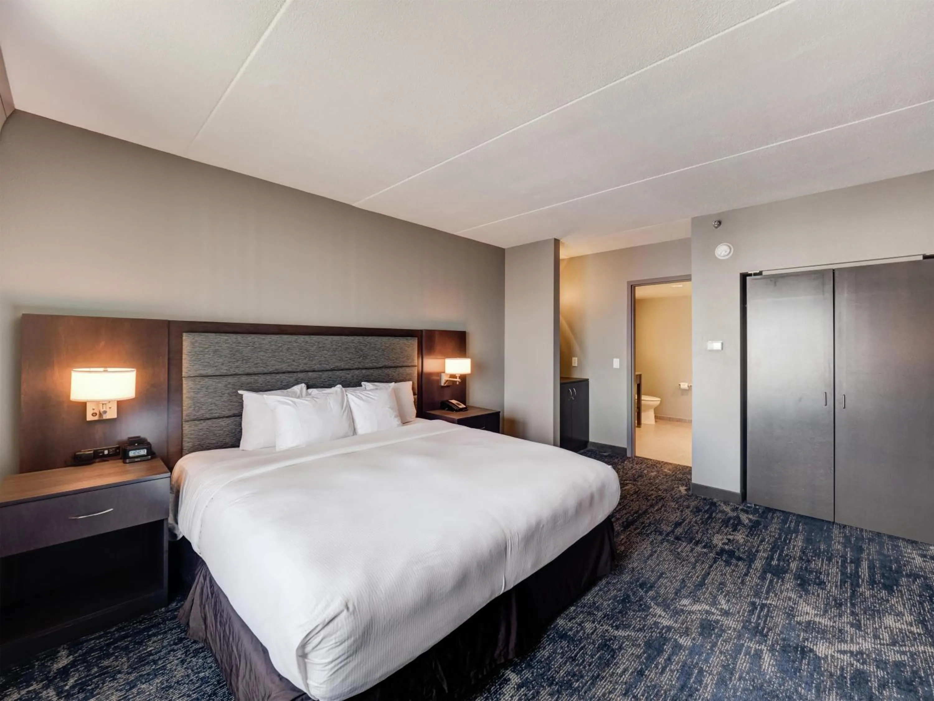 Bed in DoubleTree by Hilton Bloomington