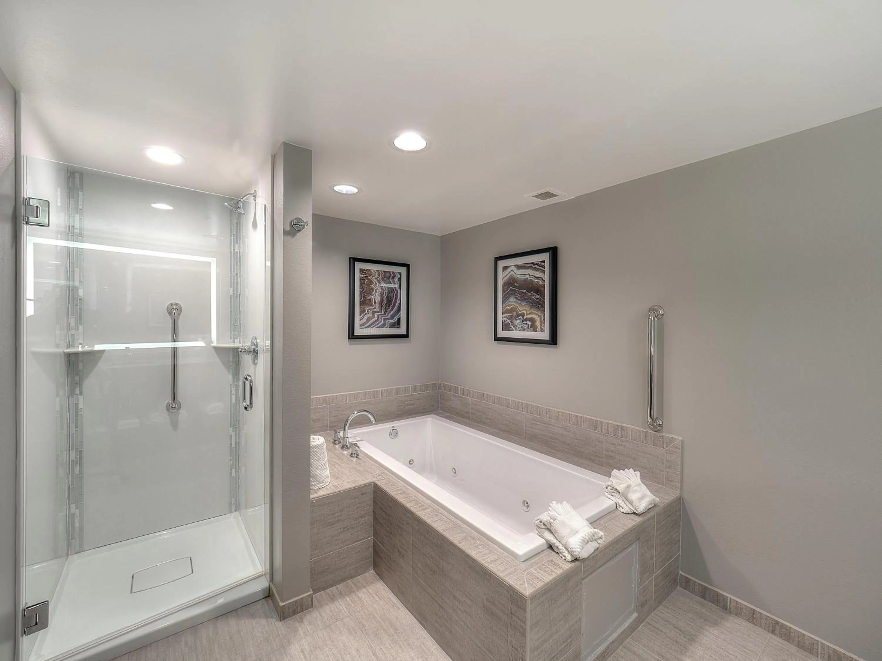 Bathroom in DoubleTree by Hilton Bloomington