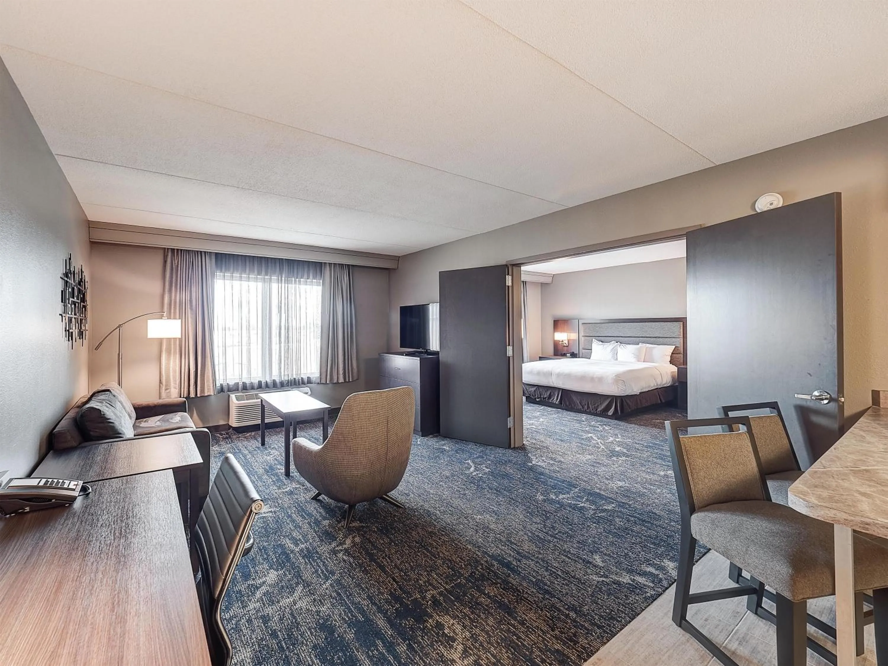 Living room, Bed in DoubleTree by Hilton Bloomington