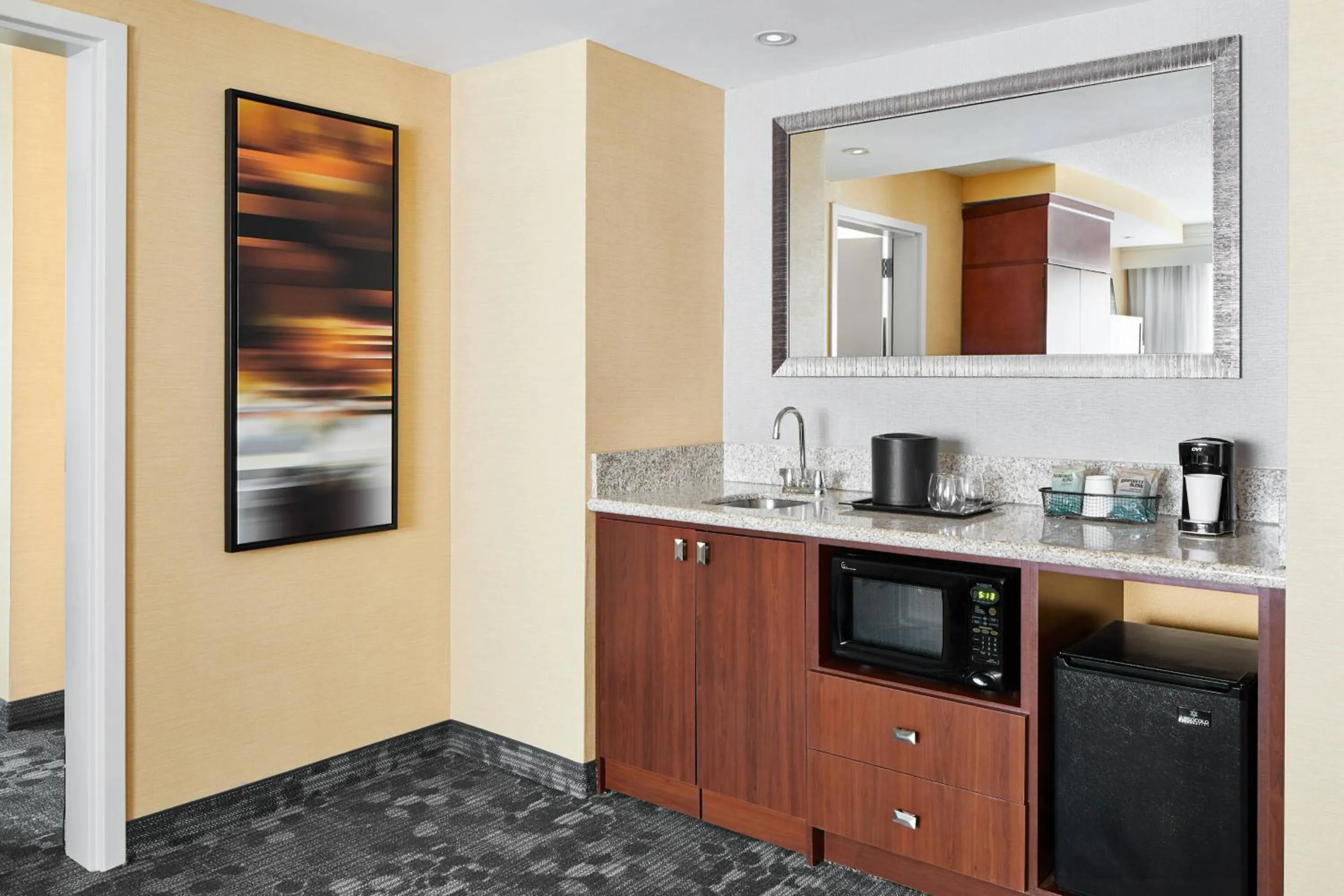 Lounge or bar in Courtyard by Marriott Newark Downtown
