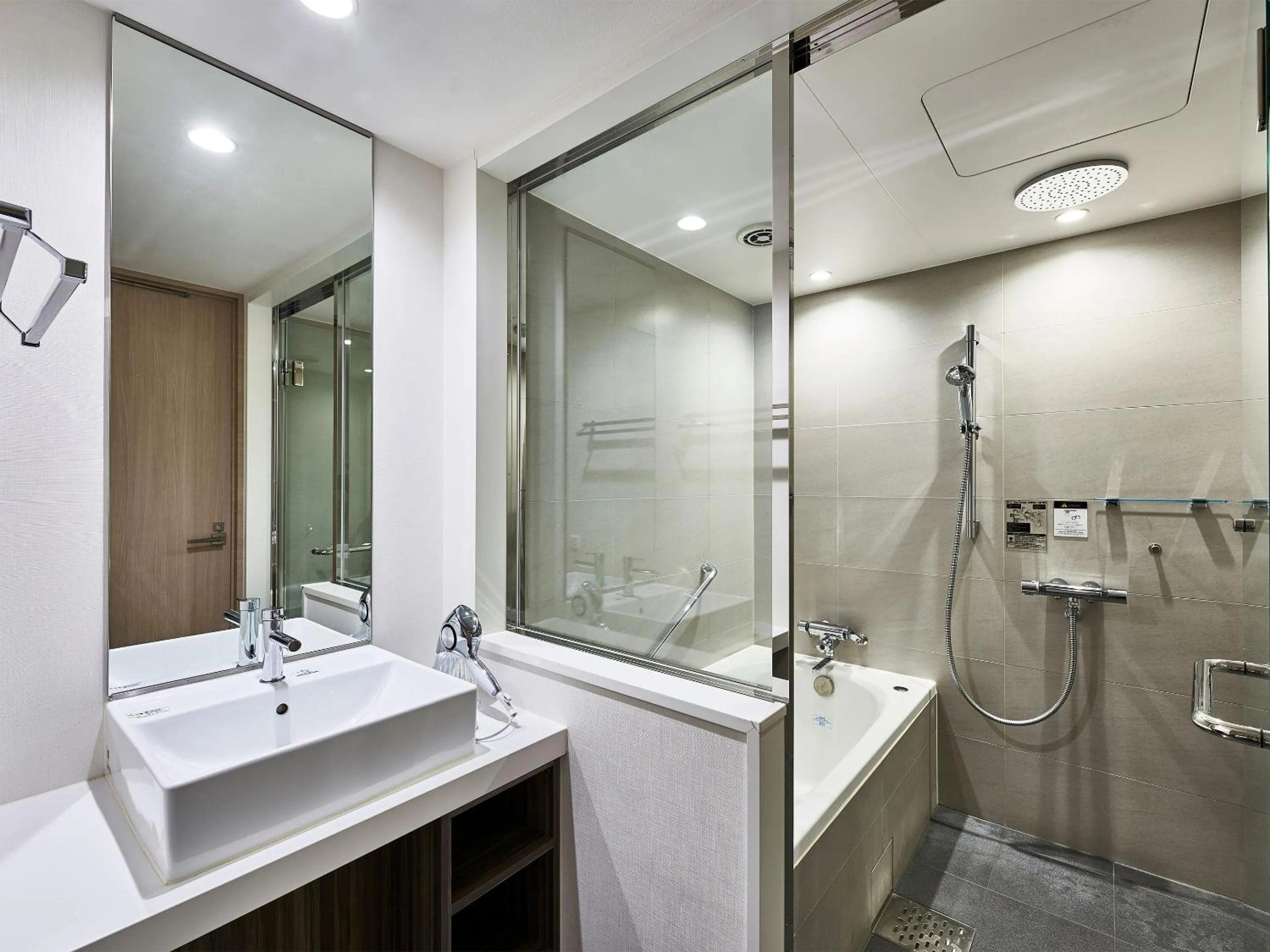 Shower in DEL style Osaka-Shinsaibashi by Daiwa Roynet Hotel