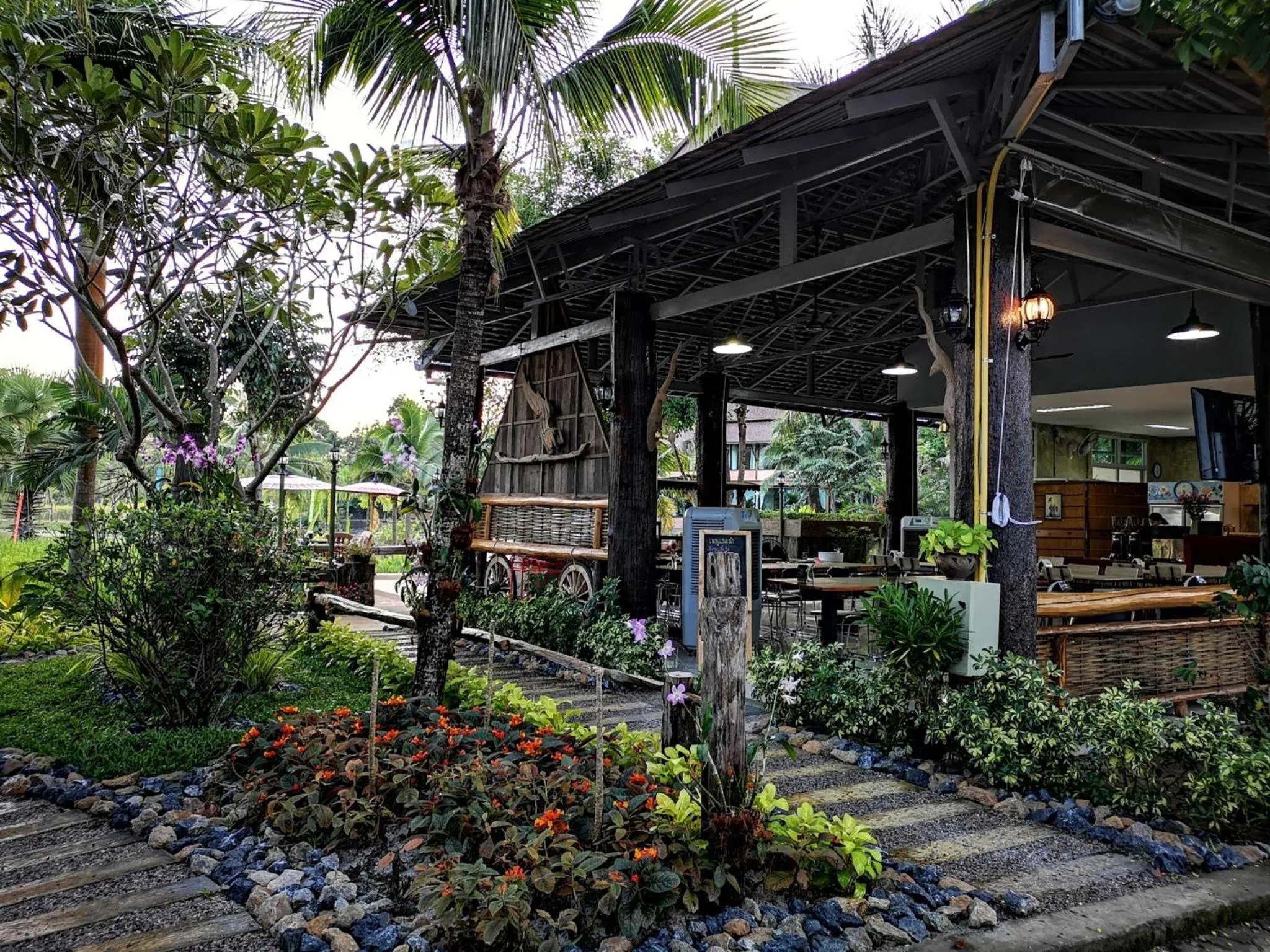 Restaurant/places to eat in Royal Train Garden Resort