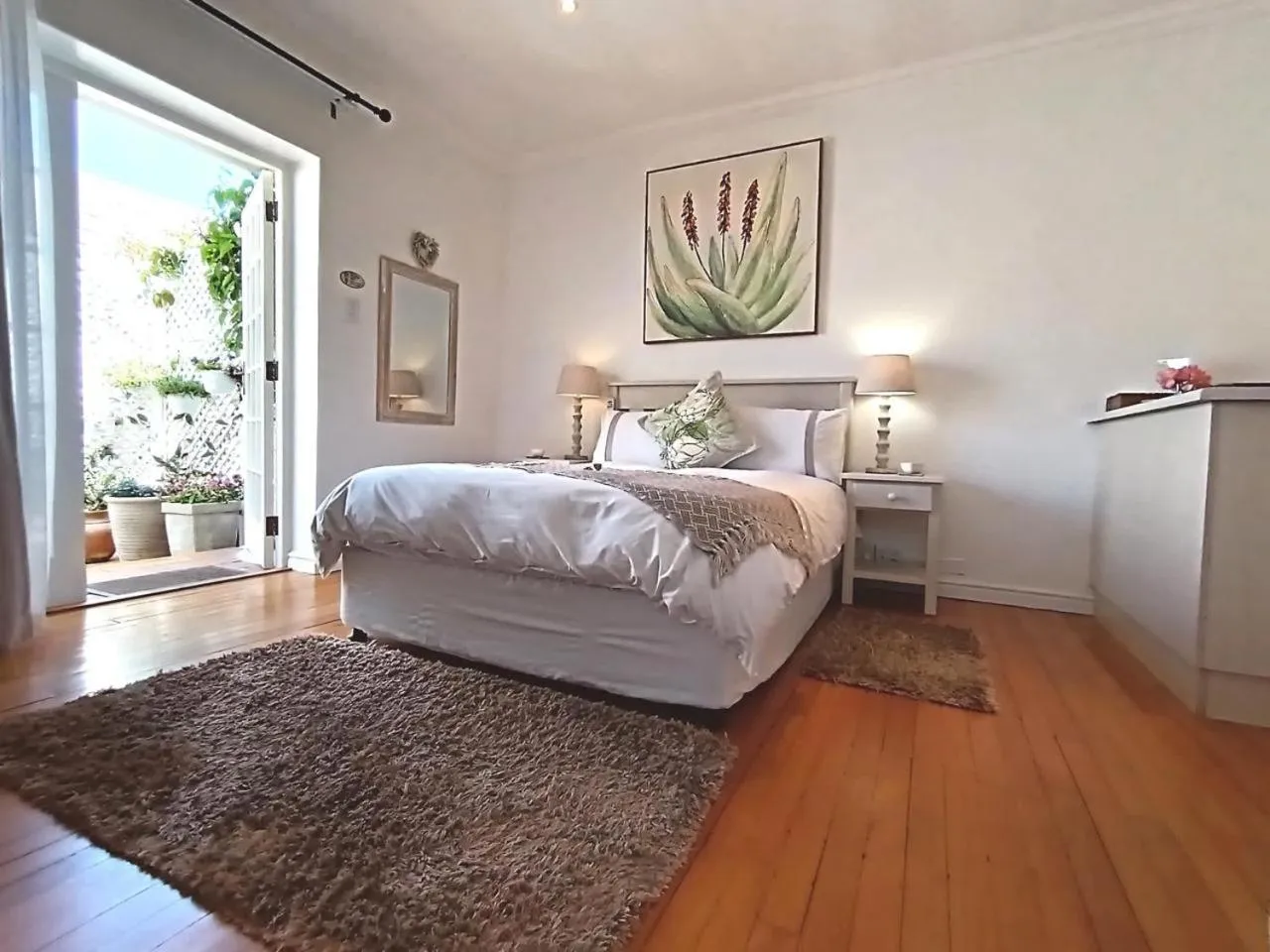 Bedroom, Bed in On the Bay