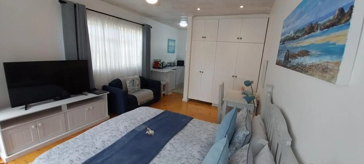 Bedroom, Bed in On the Bay