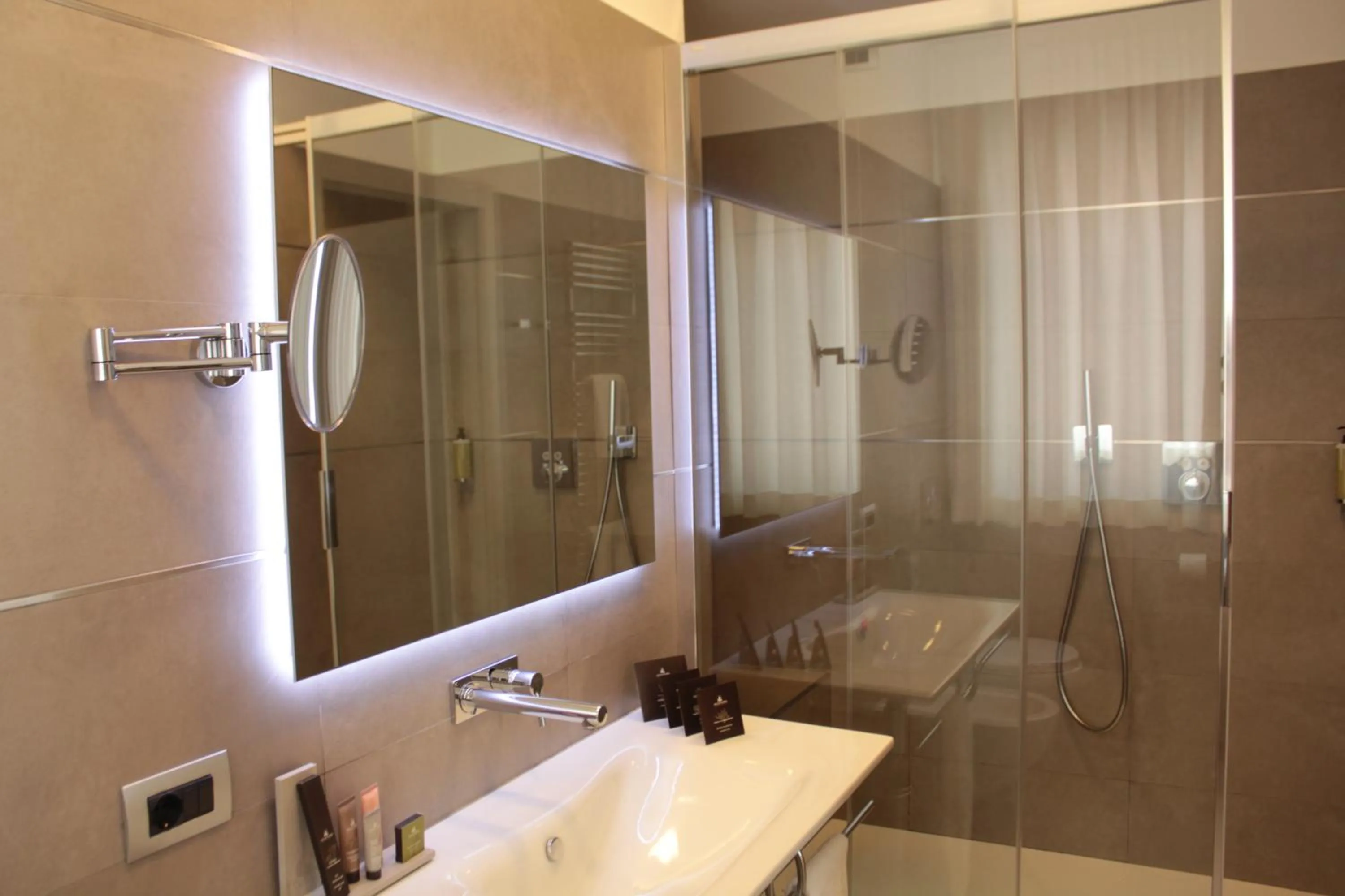 Bathroom in Hotel & Apartments Sasso