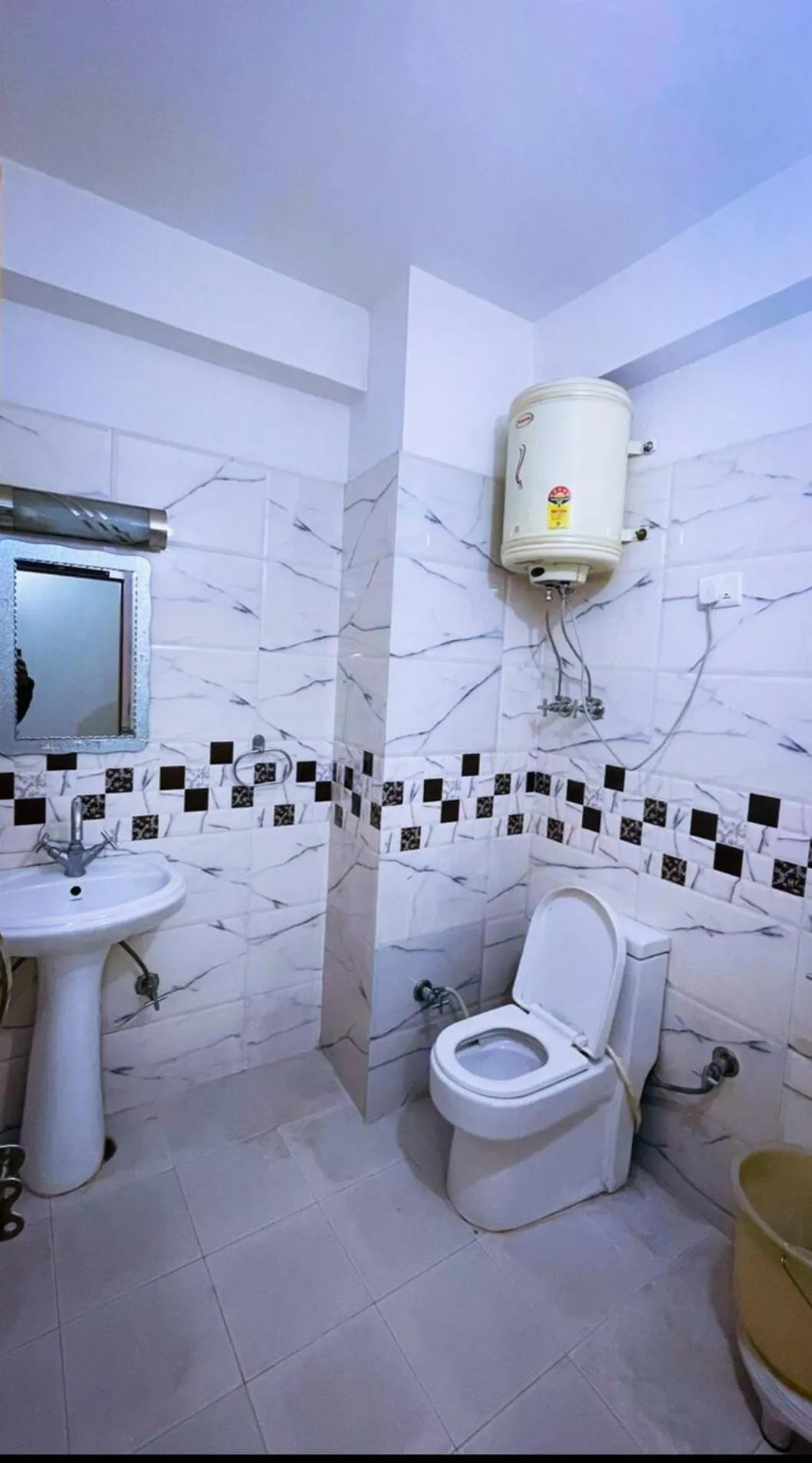 Hotel Hilltop At Mall Road Manali With Open Terrace