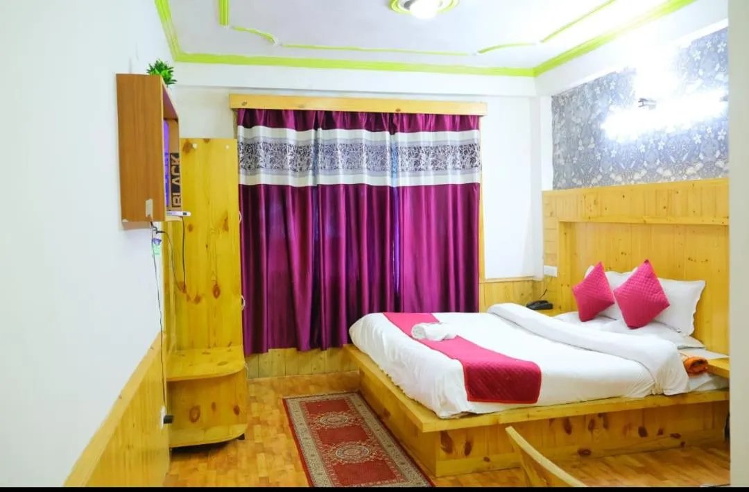 Bed in Hotel Hilltop At Mall Road Manali With Open Terrace