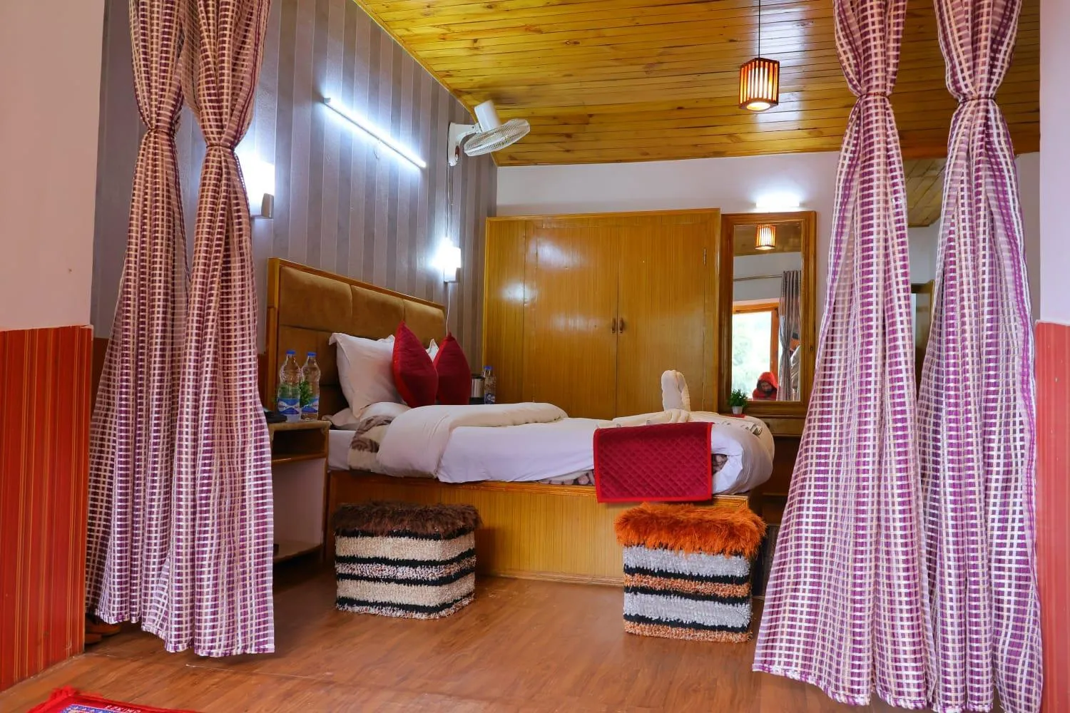 Bed in Hotel Hilltop At Mall Road Manali With Open Terrace