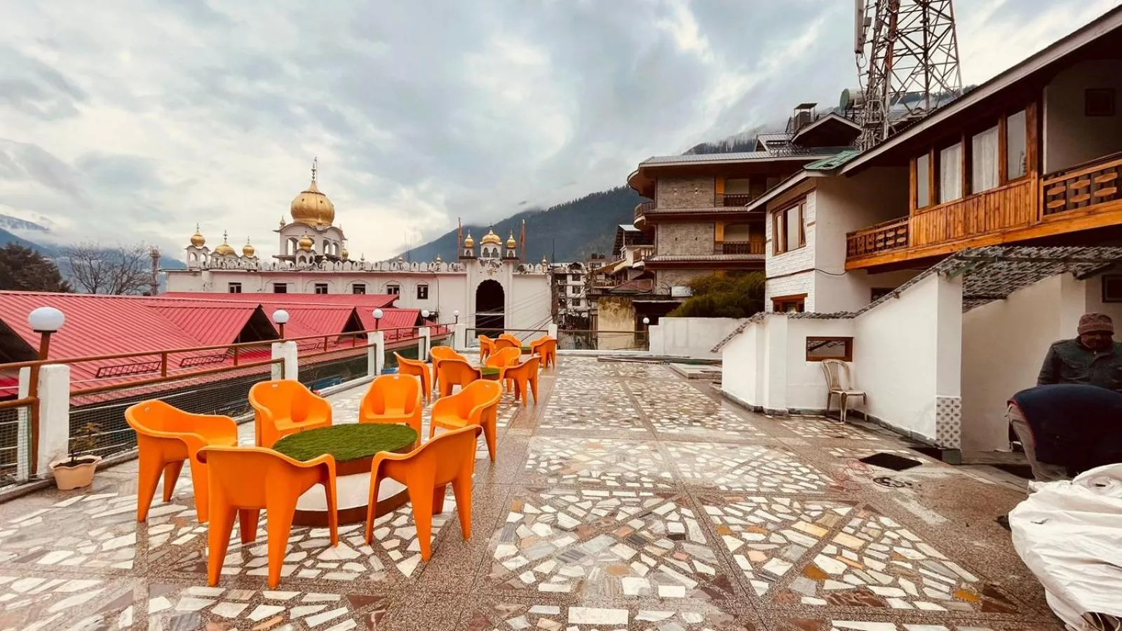 Property building in Hotel Hilltop At Mall Road Manali With Open Terrace