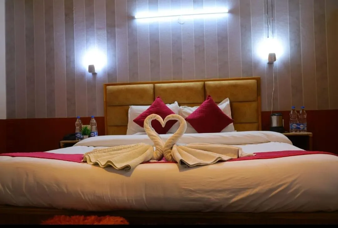 Bed in Hotel Hilltop At Mall Road Manali With Open Terrace