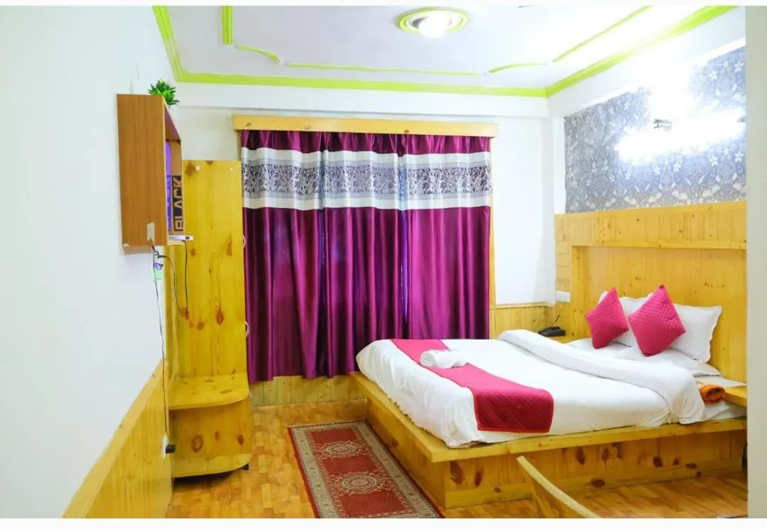Bed in Hotel Hilltop At Mall Road Manali With Open Terrace