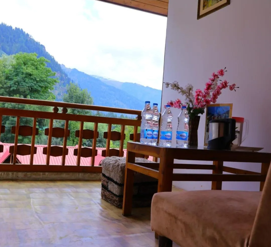 Hotel Hilltop At Mall Road Manali With Open Terrace
