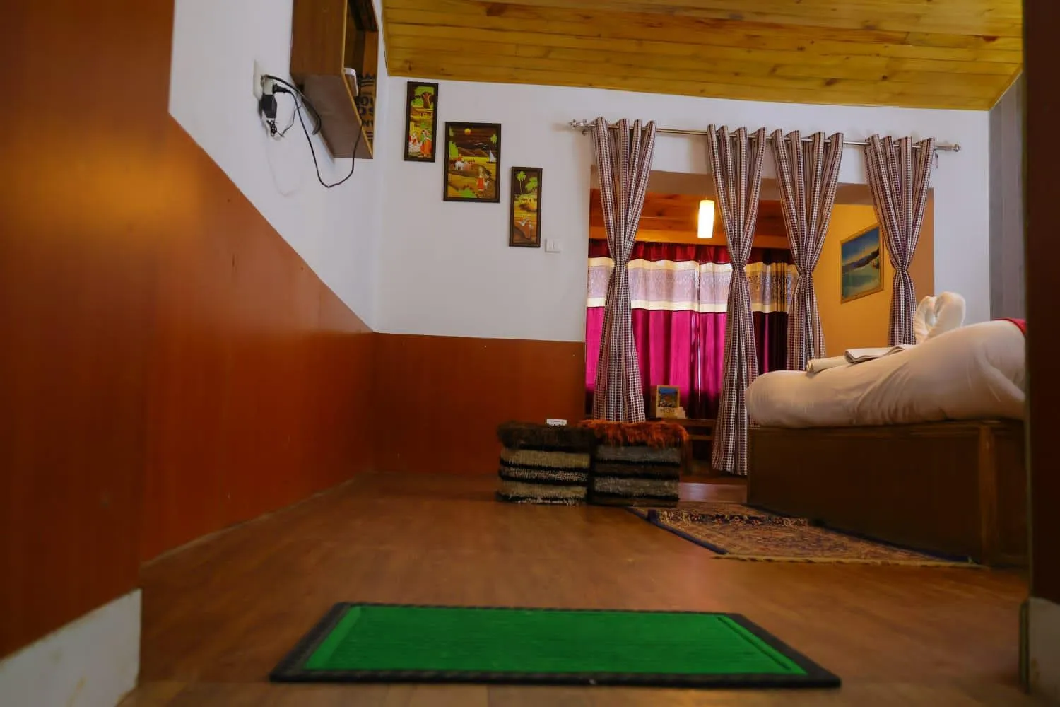 Bed in Hotel Hilltop At Mall Road Manali With Open Terrace