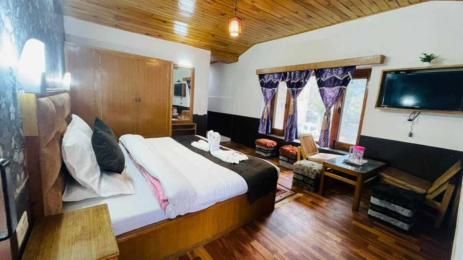 Bedroom, Bed in Hotel Hilltop At Mall Road Manali With Open Terrace