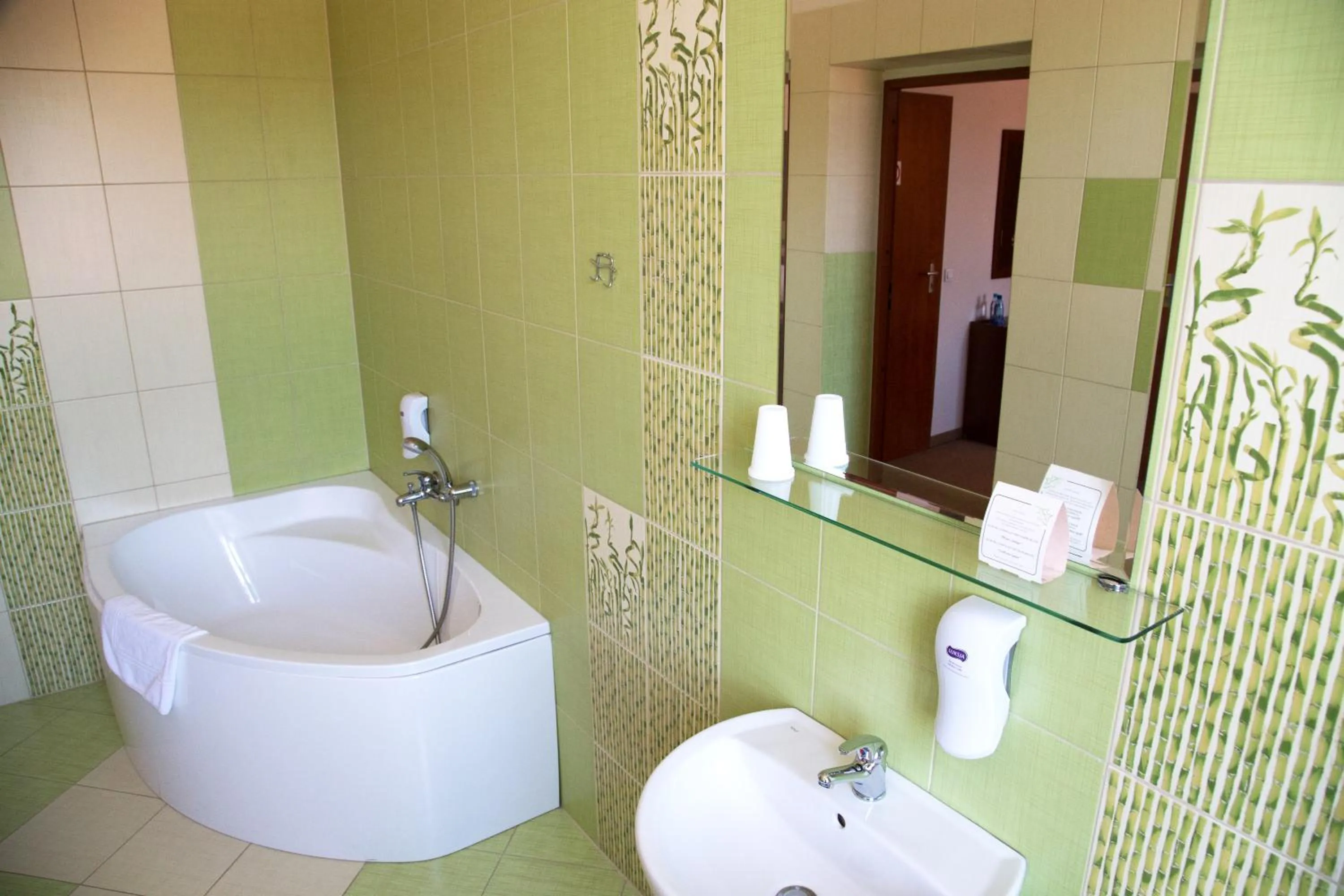 Bathroom in Centrum Restauracyjno-Hotelowe Florres