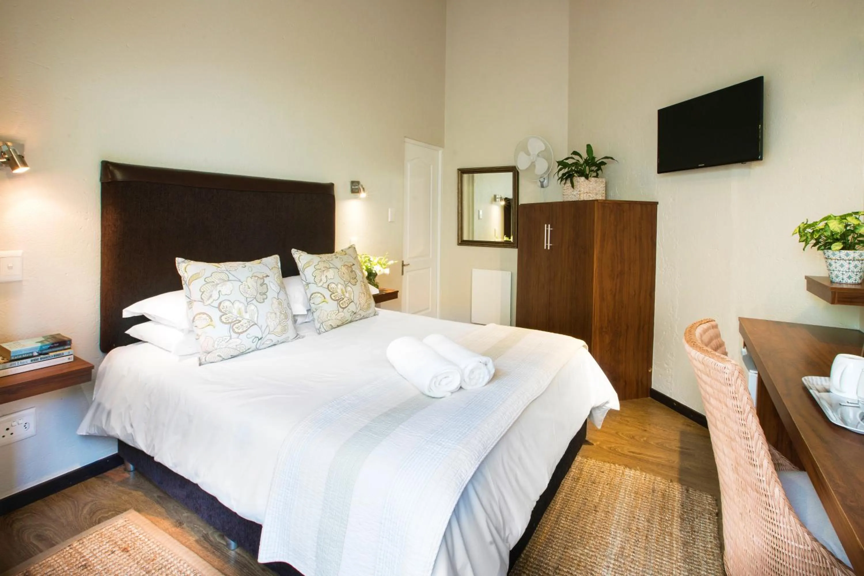 Photo of the whole room, Bed in Sandton Slippers